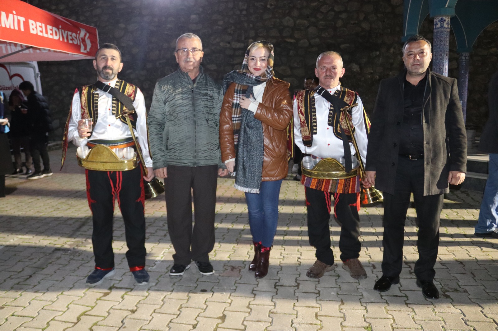 Izmit Belediyesinden teravih sonrasi gönülleri isitan ikram (5)