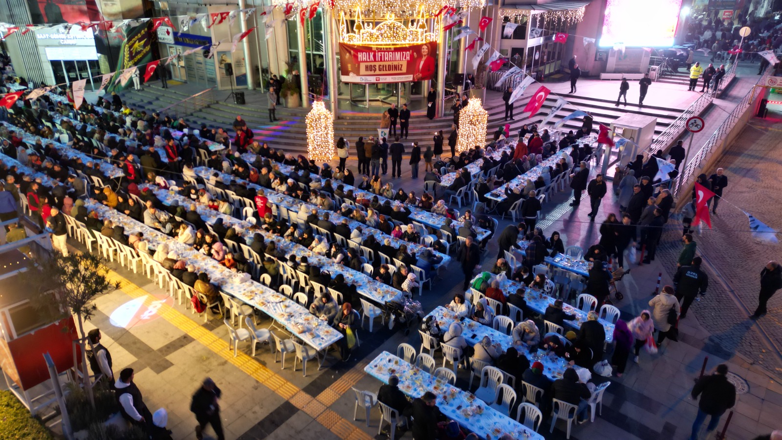 Izmit'te binlerce vatandas ayni iftar sonrasinda bulustu (1)