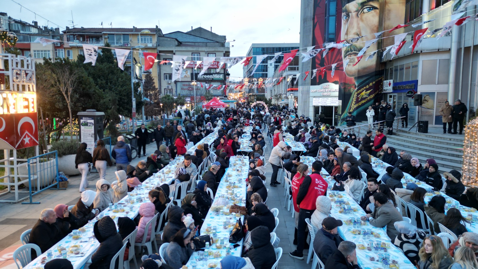 Izmit'te binlerce vatandas ayni iftar sonrasinda bulustu (10)