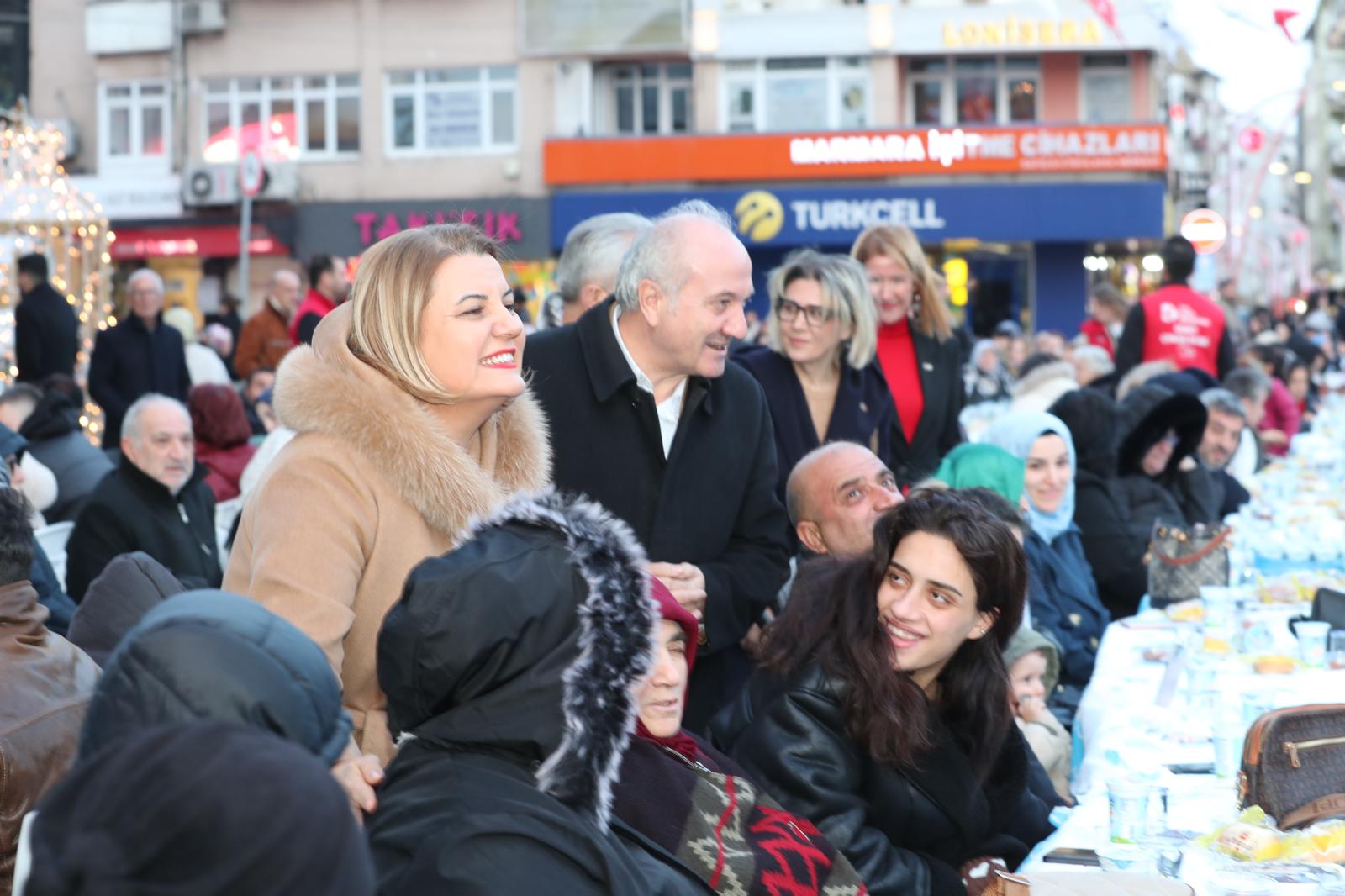 Izmit'te binlerce vatandas ayni iftar sonrasinda bulustu (11)