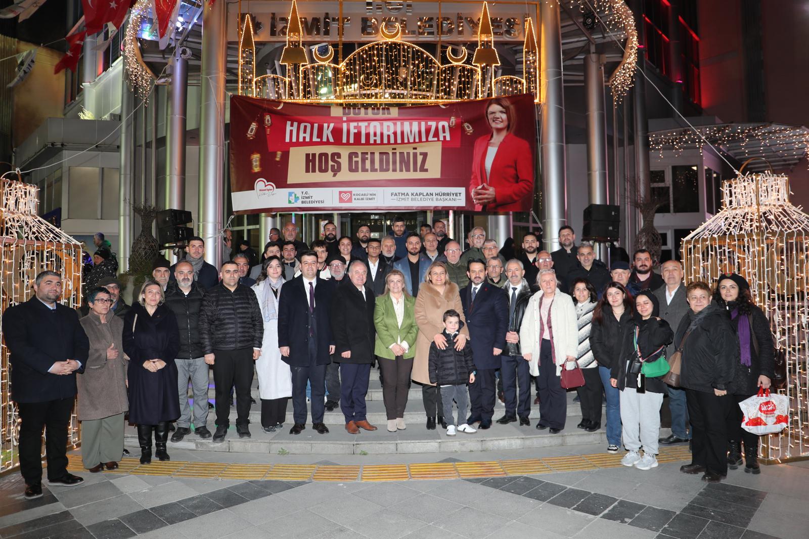 Izmit'te binlerce vatandas ayni iftar sonrasinda bulustu (14)