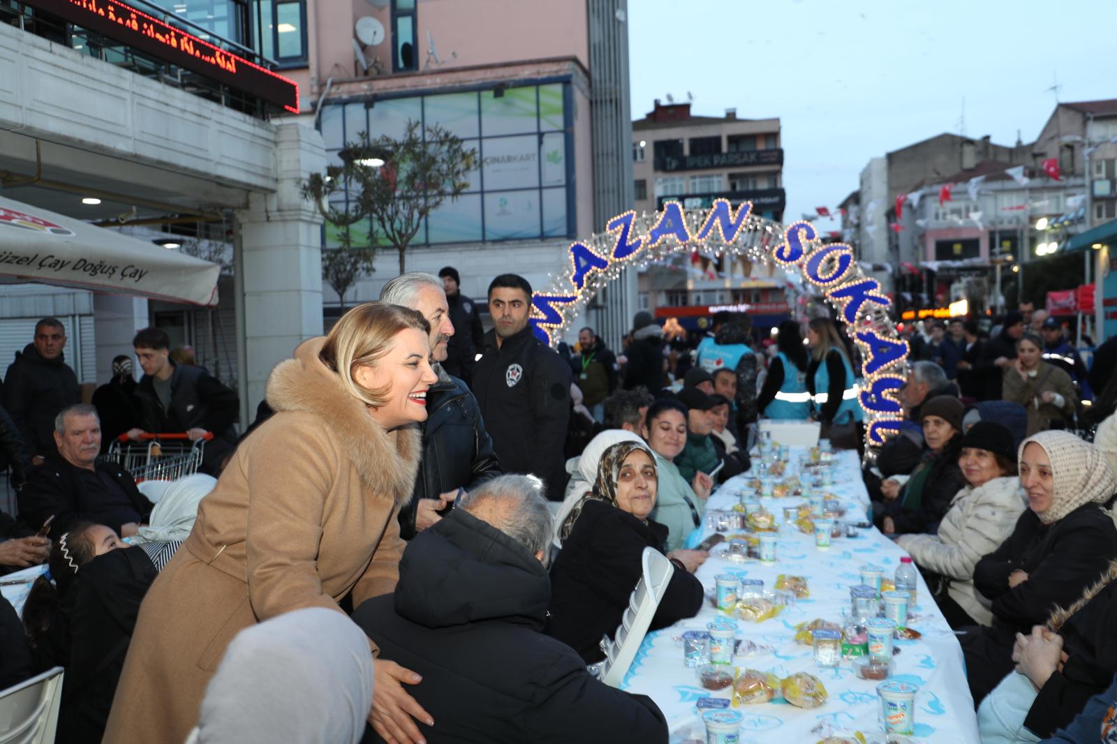 Izmit'te binlerce vatandas ayni iftar sonrasinda bulustu (2)