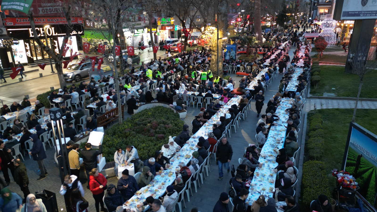 Izmit'te binlerce vatandas ayni iftar sonrasinda bulustu (3)