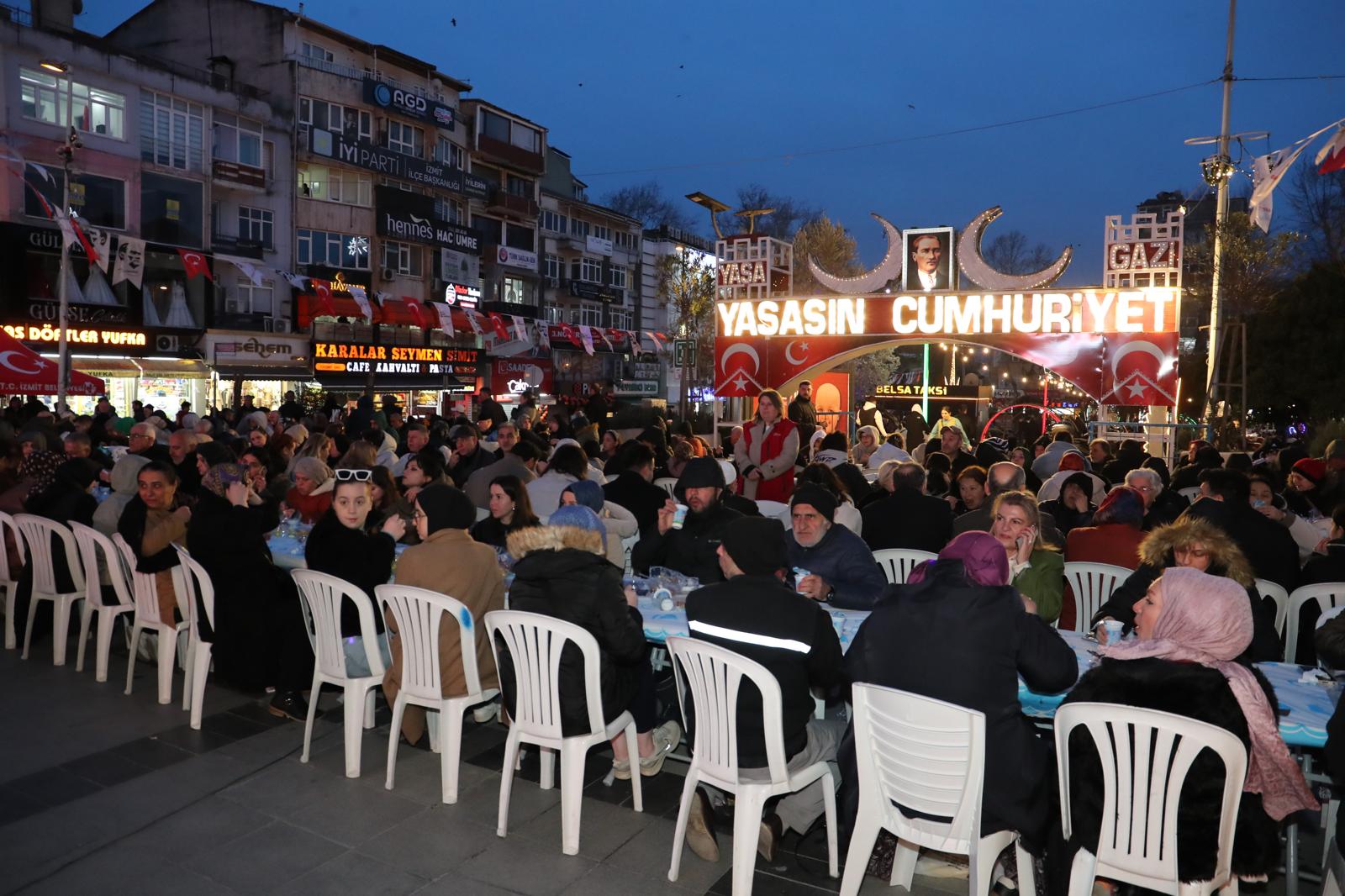 Izmit'te binlerce vatandas ayni iftar sonrasinda bulustu (7)