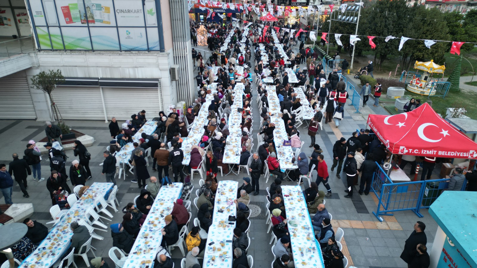 Izmit'te binlerce vatandas ayni iftar sonrasinda bulustu (8)
