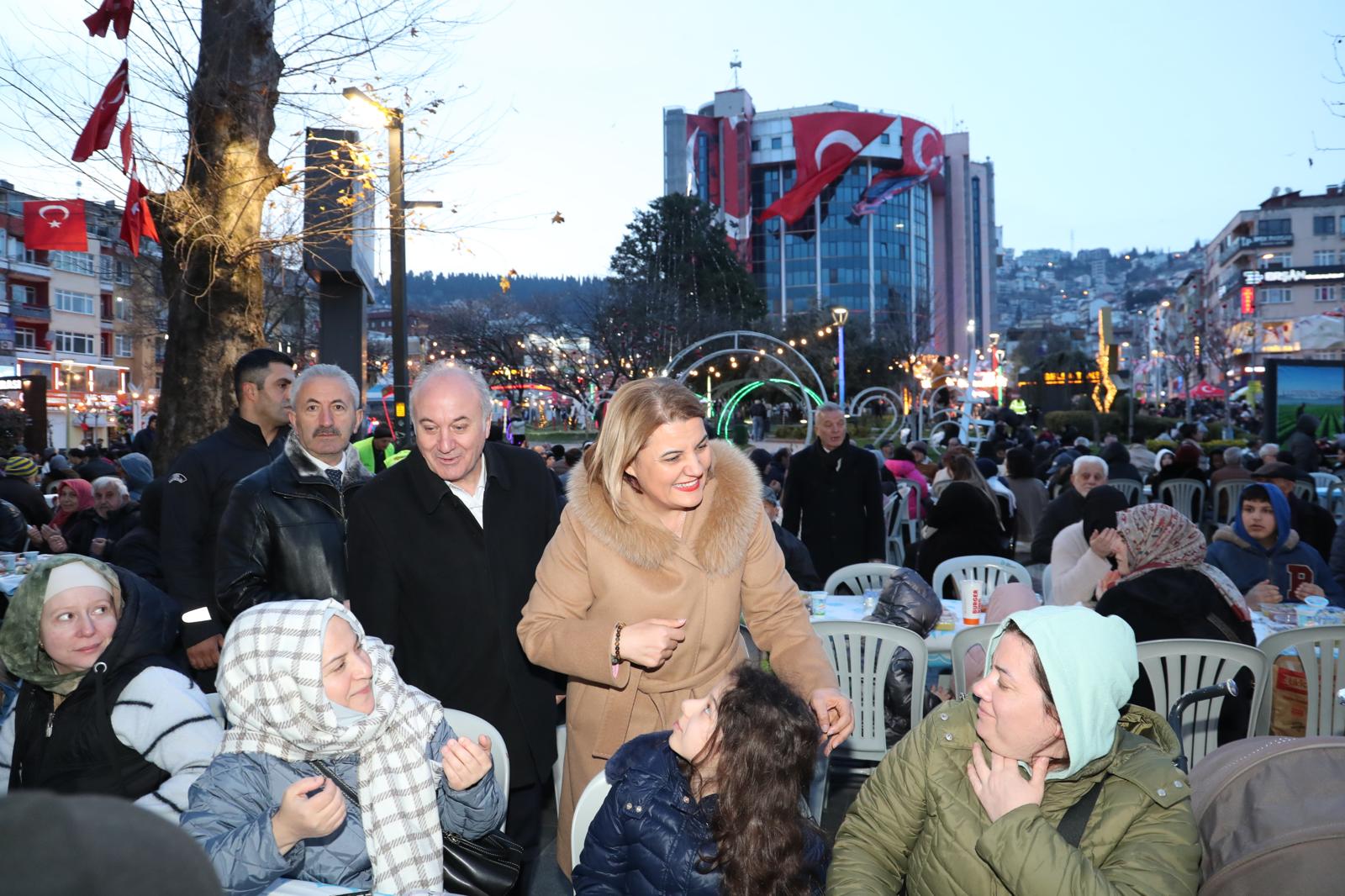 Izmit'te binlerce vatandas ayni iftar sonrasinda bulustu (9)