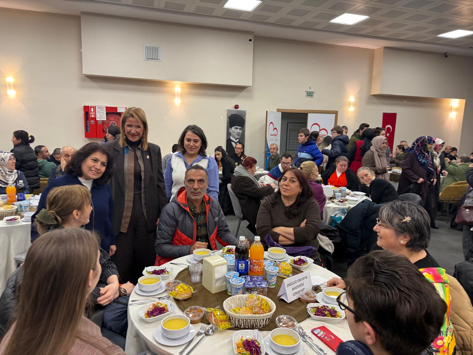 Izmit'te özel bireyler ve aileleri iftar sofrasinda bulustu (10) Izmit'te özel bireyler ve aileleri iftar sofrasinda bulustu (10)