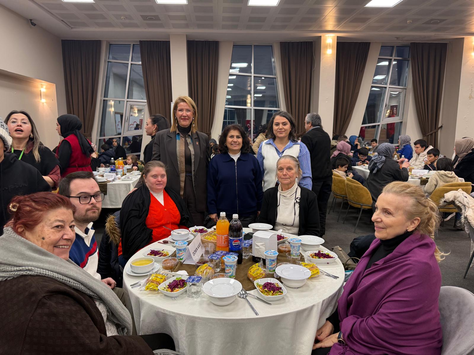 Izmit'te özel bireyler ve aileleri iftar sofrasinda bulustu (13) Izmit'te özel bireyler ve aileleri iftar sofrasinda bulustu (13)
