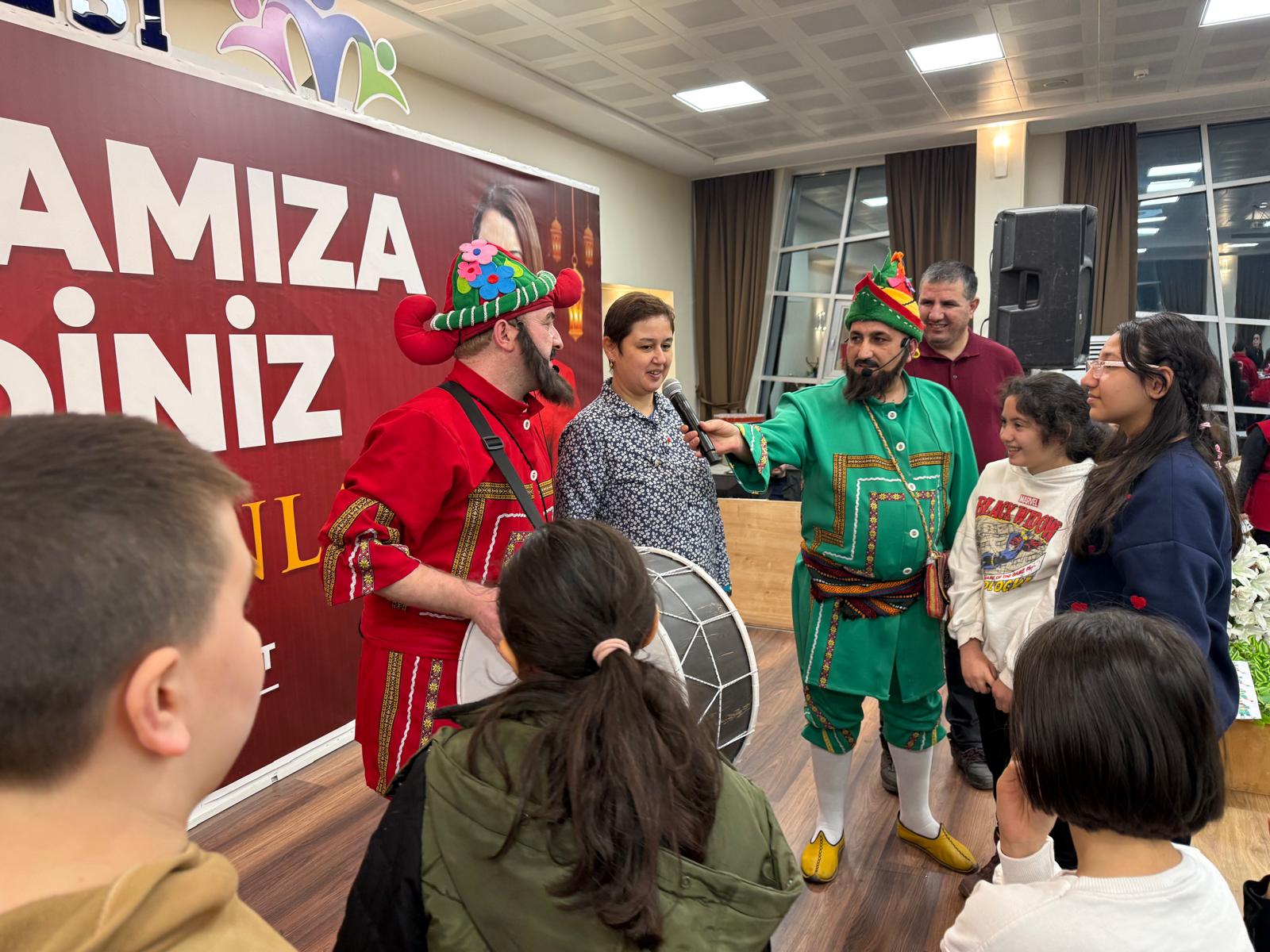 Izmit'te özel bireyler ve aileleri iftar sofrasinda bulustu (14) Izmit'te özel bireyler ve aileleri iftar sofrasinda bulustu (14)