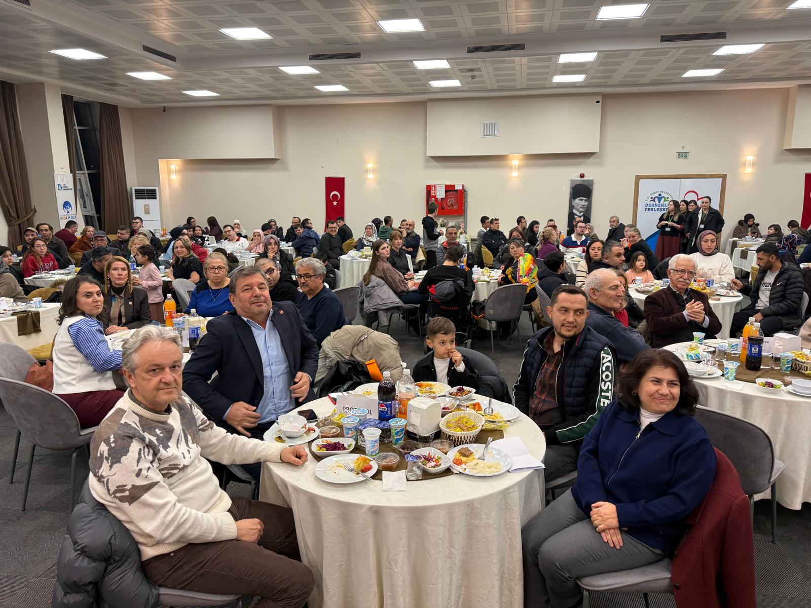 Izmit'te özel bireyler ve aileleri iftar sofrasinda bulustu (6) Izmit'te özel bireyler ve aileleri iftar sofrasinda bulustu (6)
