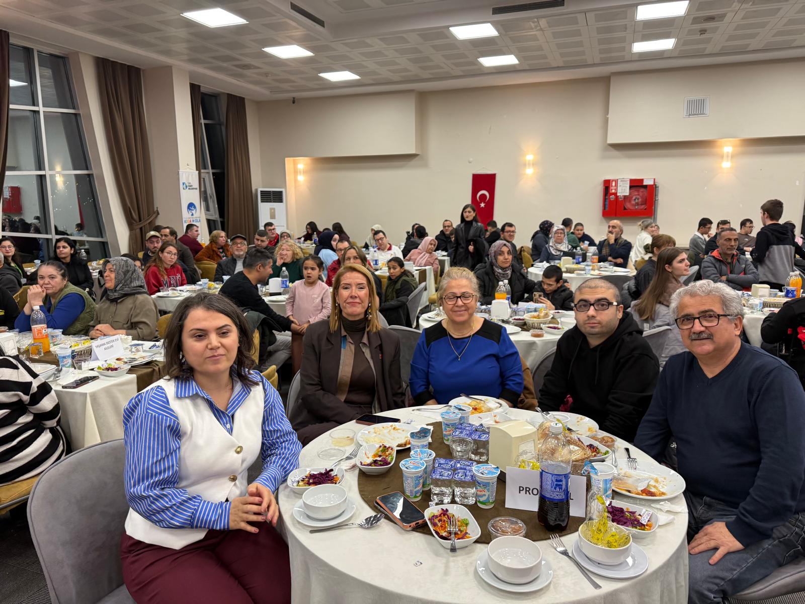 Izmit'te özel bireyler ve aileleri iftar sofrasinda bulustu (7) Izmit'te özel bireyler ve aileleri iftar sofrasinda bulustu (7)