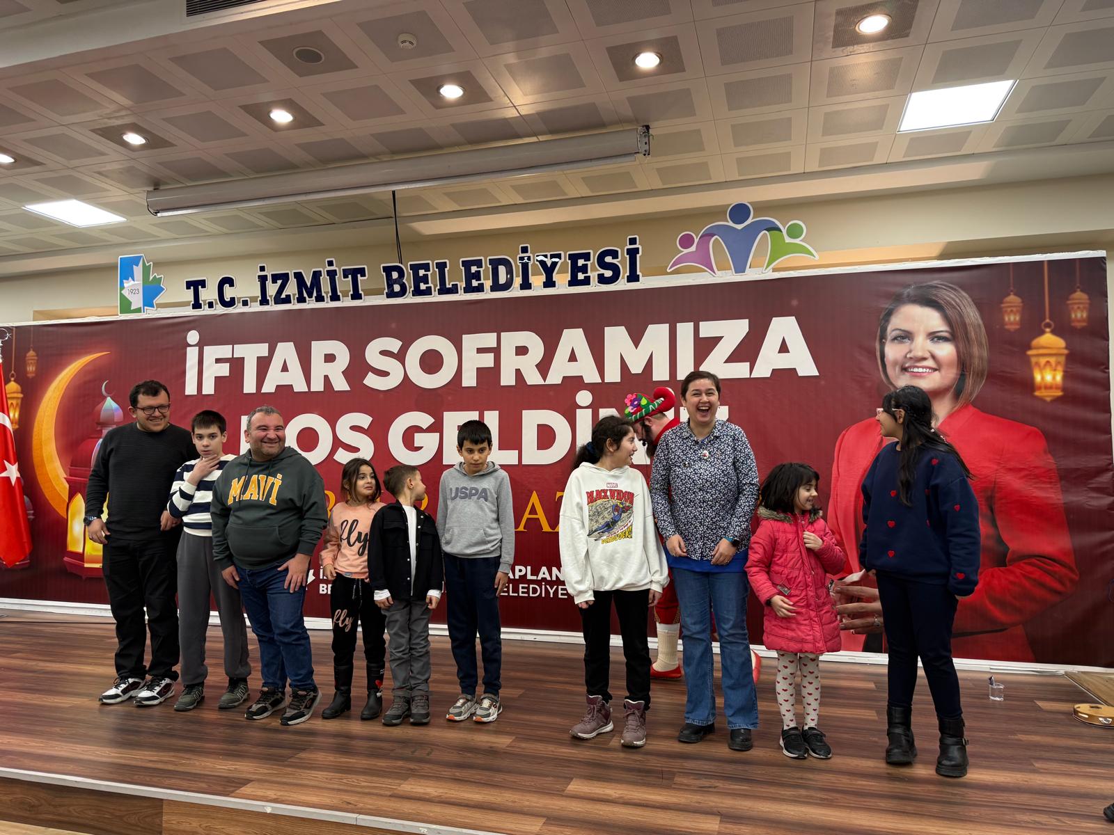 Izmit'te özel bireyler ve aileleri iftar sofrasinda bulustu (9) Izmit'te özel bireyler ve aileleri iftar sofrasinda bulustu (9)