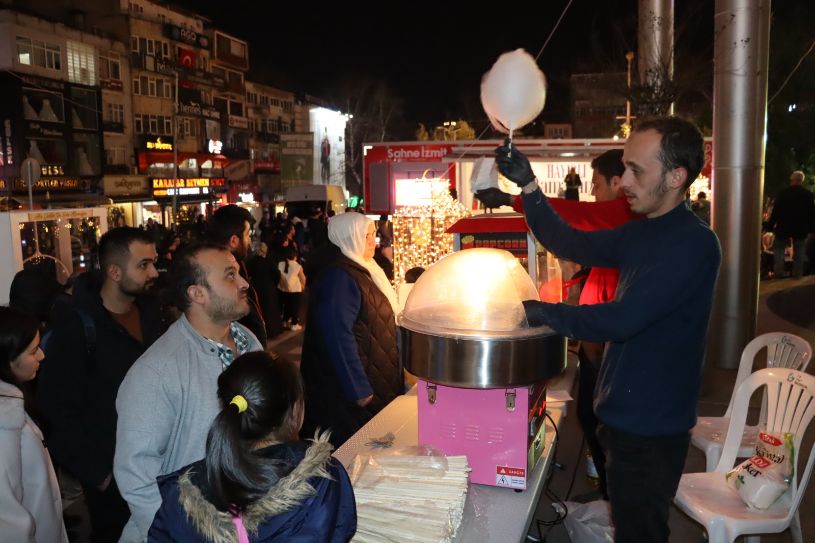 Izmit'teki Ramazan ayi etkinliklerinde çocuklara doyasiya egleniyor (2)
