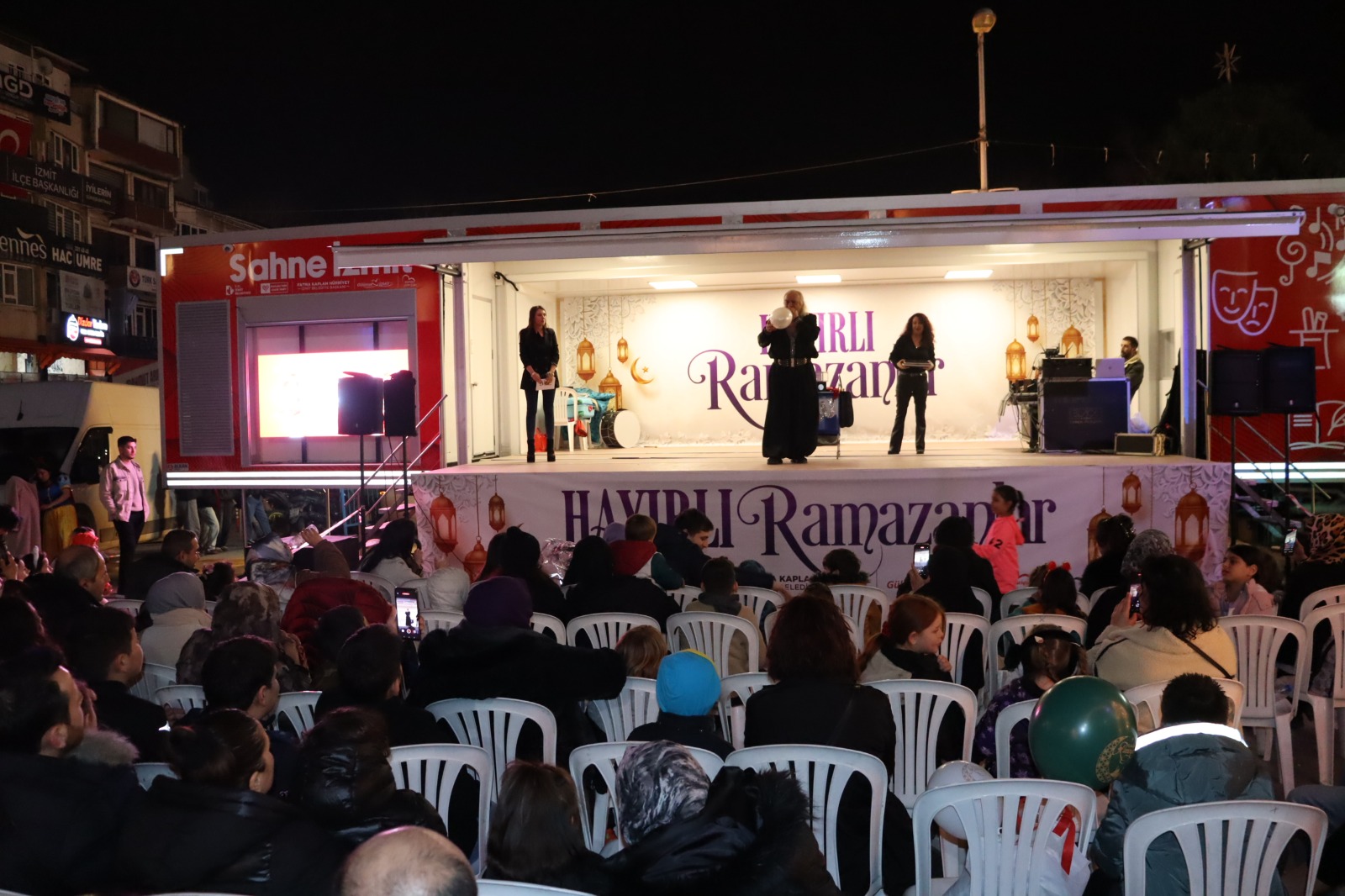 Izmit'teki Ramazan ayi etkinliklerinde çocuklara doyasiya egleniyor (3)