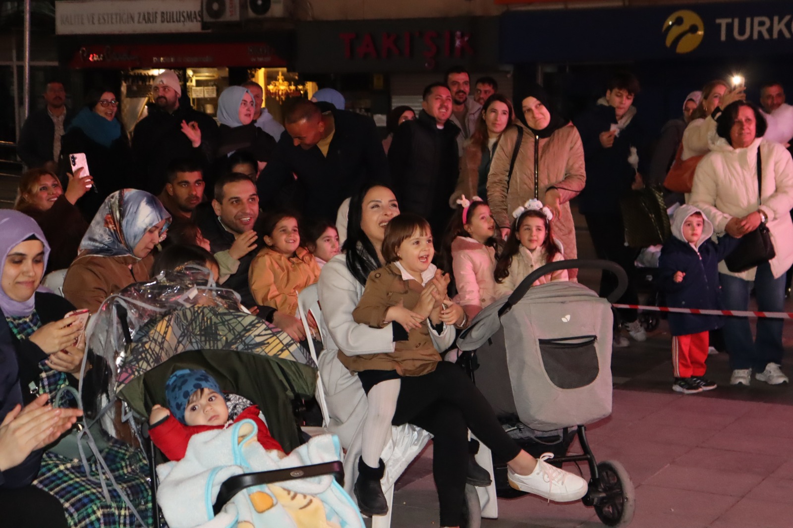 Izmit'teki Ramazan ayi etkinliklerinde çocuklara doyasiya egleniyor (4)