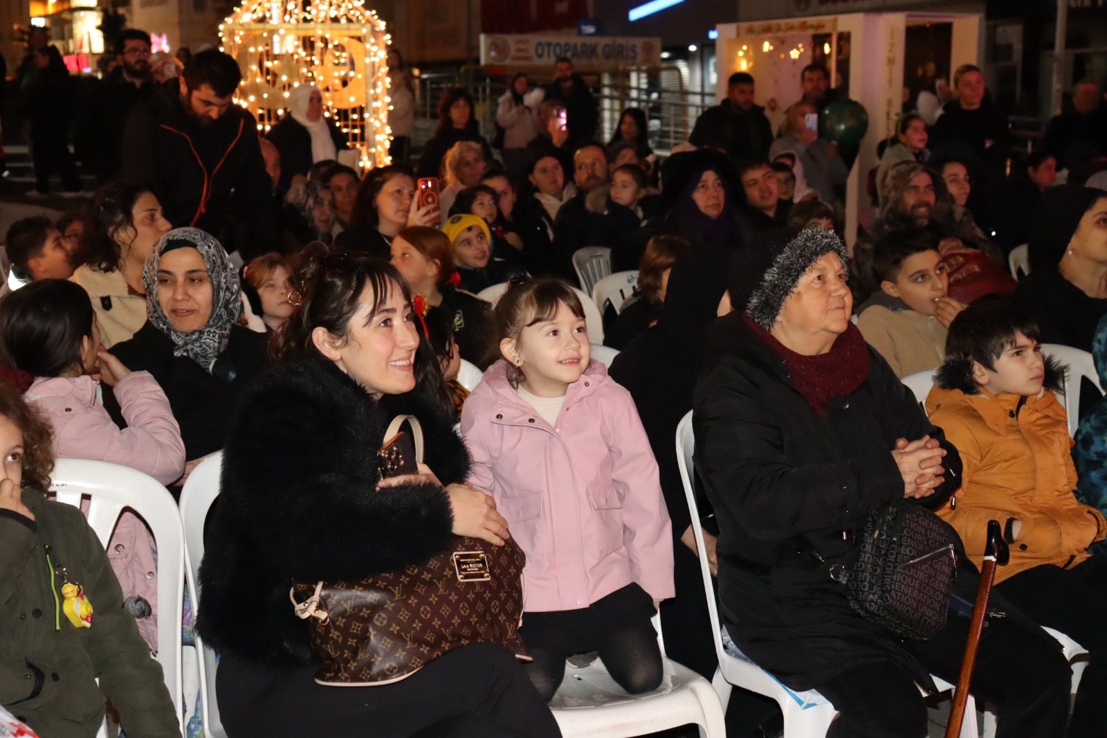 Izmit'teki Ramazan ayi etkinliklerinde çocuklara doyasiya egleniyor (7)