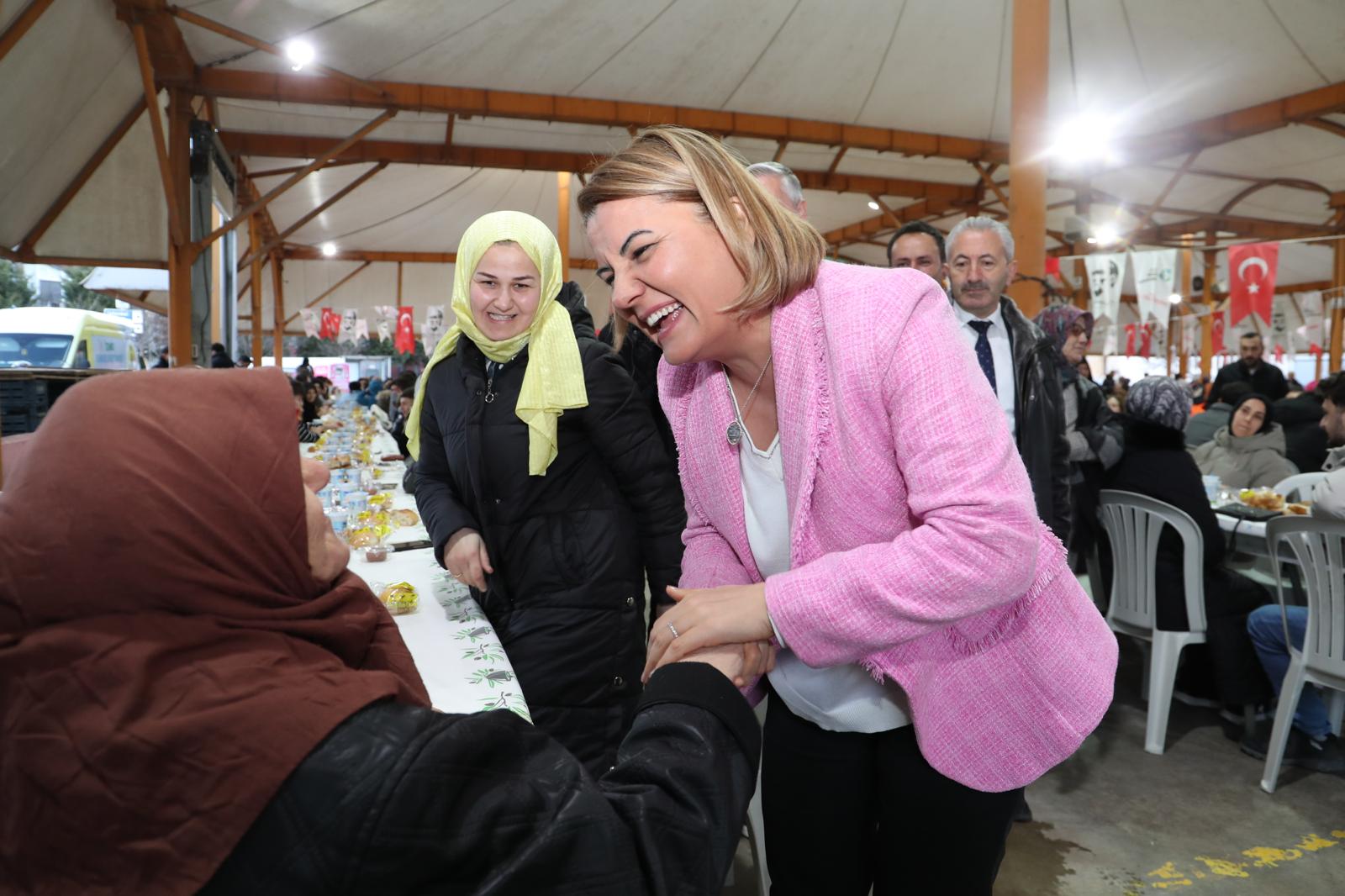 Yeşilova’da mahalle iftarında yüzlerce kişi aynı sofrada buluştu (1)