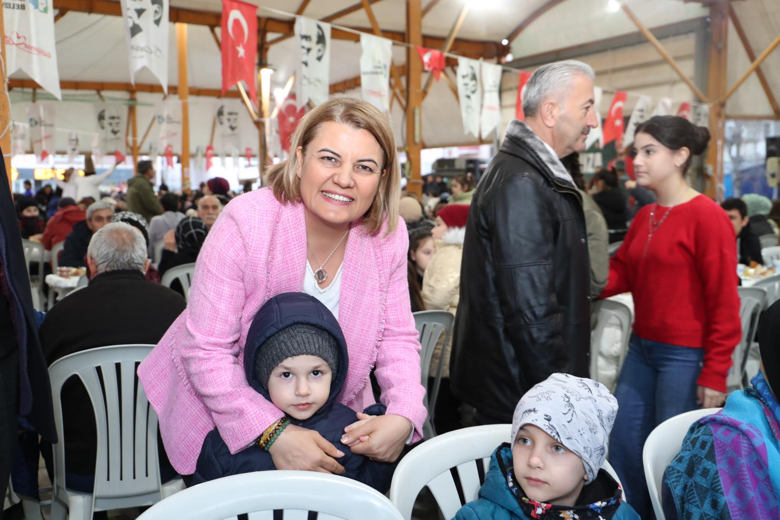 Yeşilova’da mahalle iftarında yüzlerce kişi aynı sofrada buluştu (2)