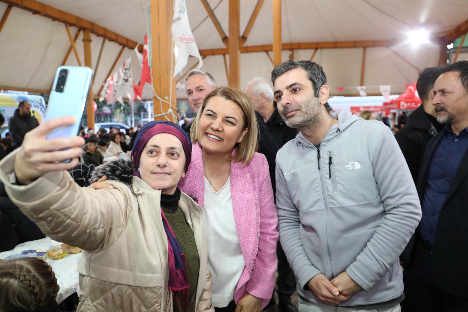 Yeşilova’da mahalle iftarında yüzlerce kişi aynı sofrada buluştu (3)