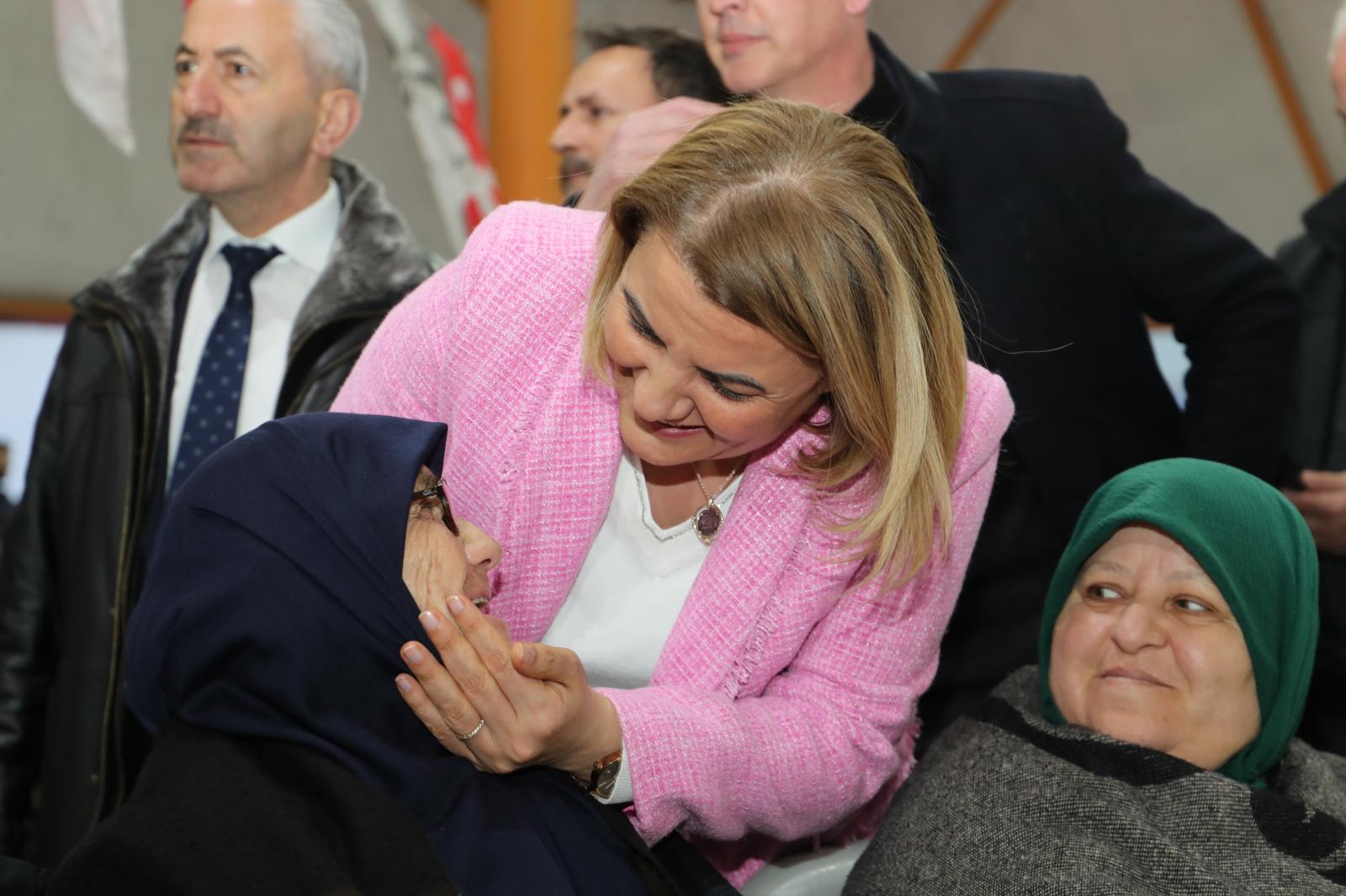 Yeşilova’da mahalle iftarında yüzlerce kişi aynı sofrada buluştu (4)