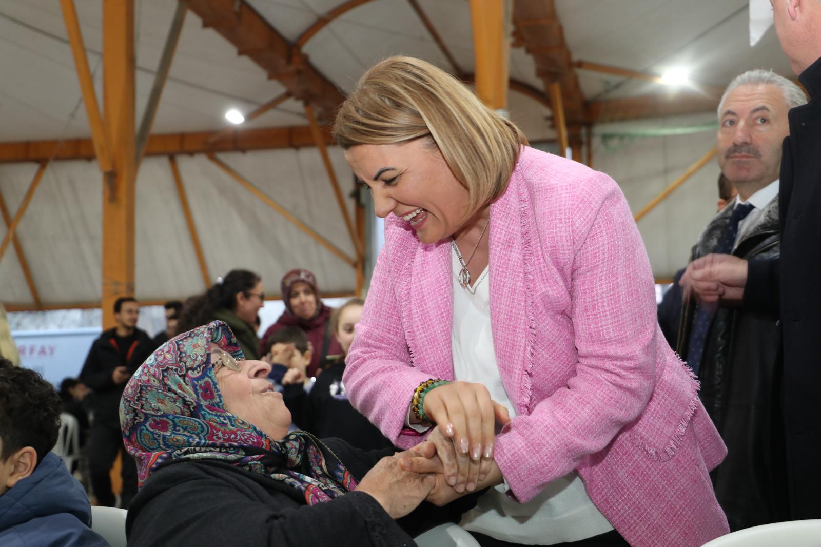Yeşilova’da mahalle iftarında yüzlerce kişi aynı sofrada buluştu (5)
