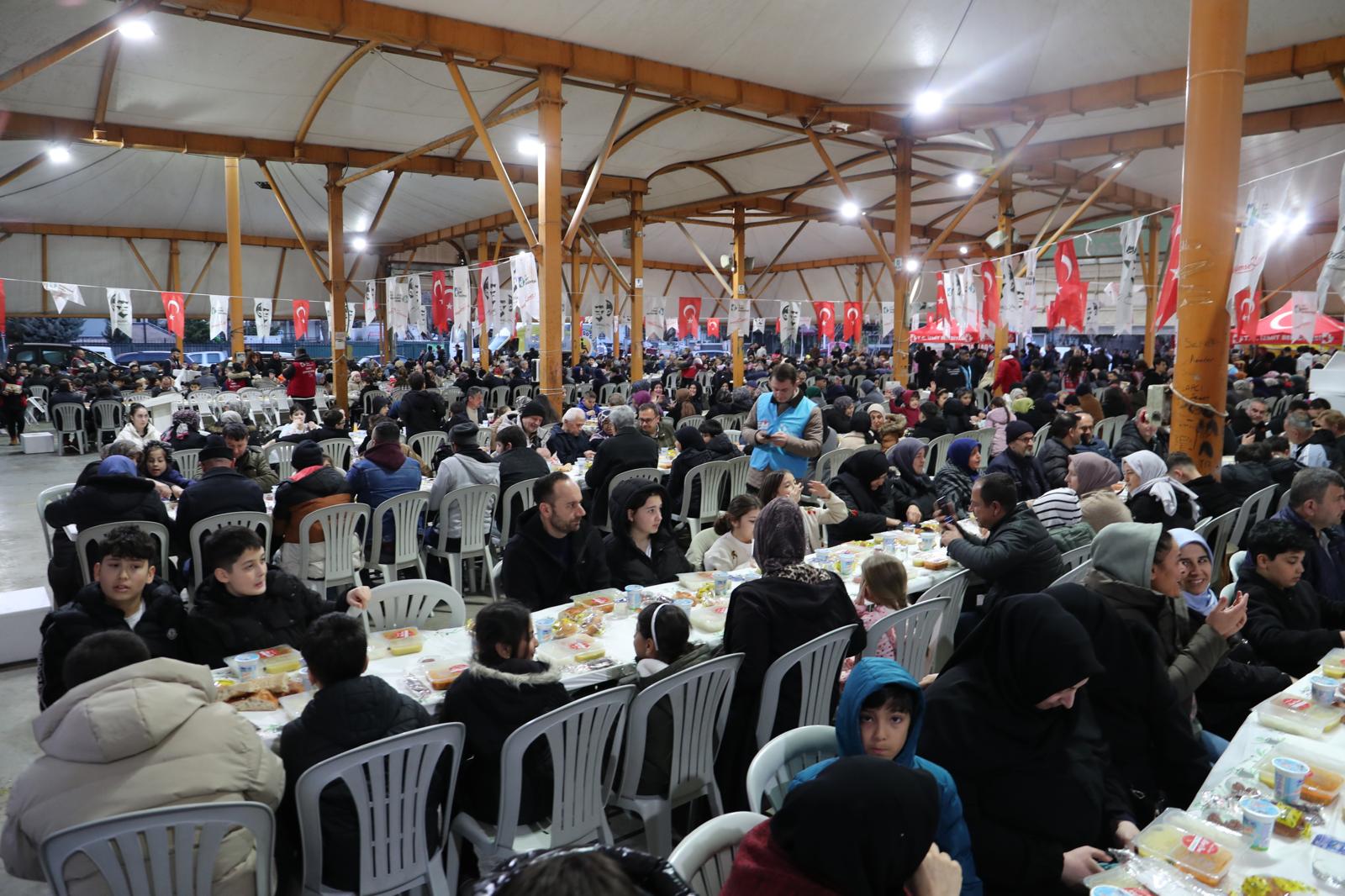 Yeşilova’da mahalle iftarında yüzlerce kişi aynı sofrada buluştu (6)