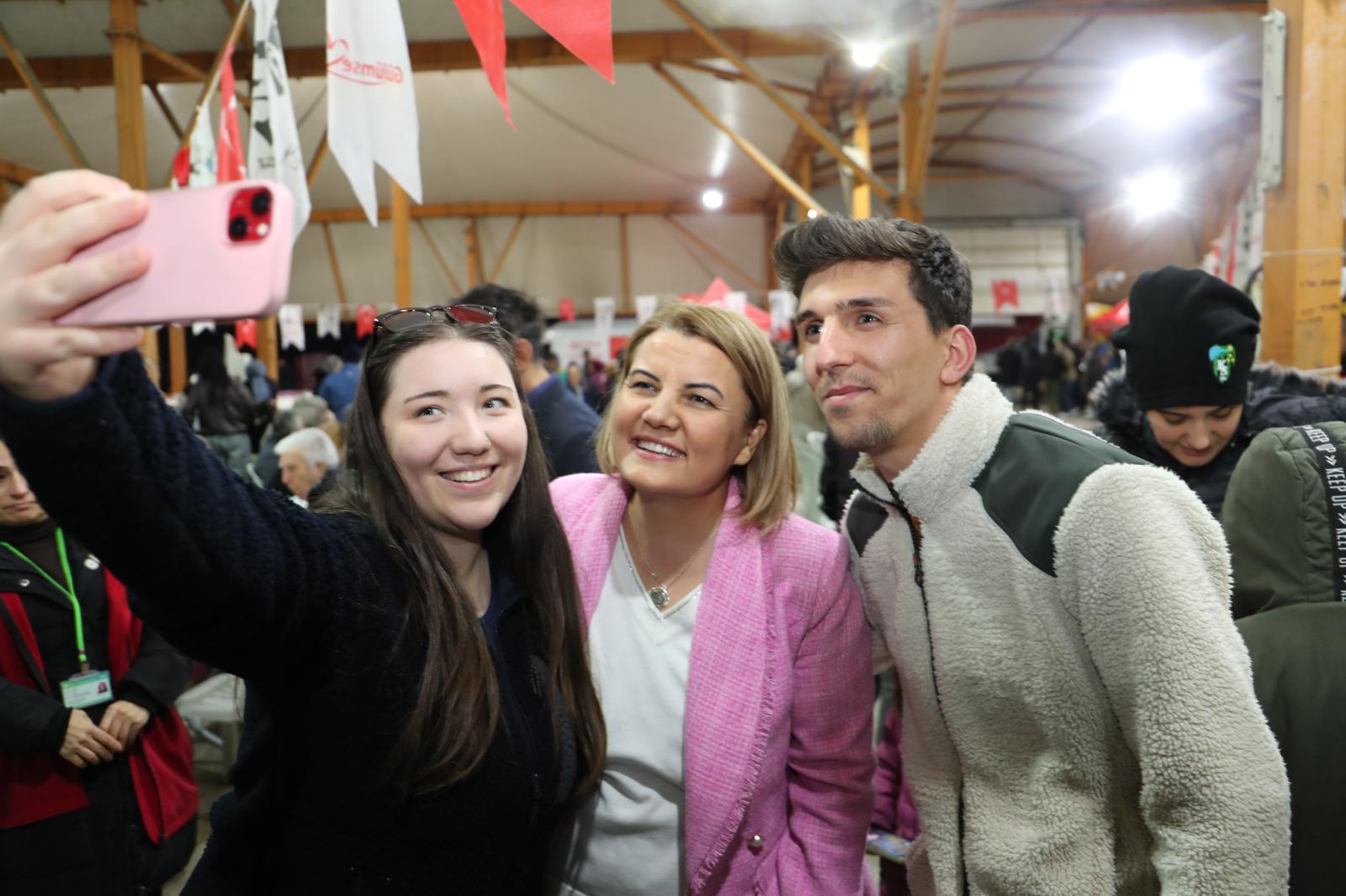 Yeşilova’da mahalle iftarında yüzlerce kişi aynı sofrada buluştu (7)