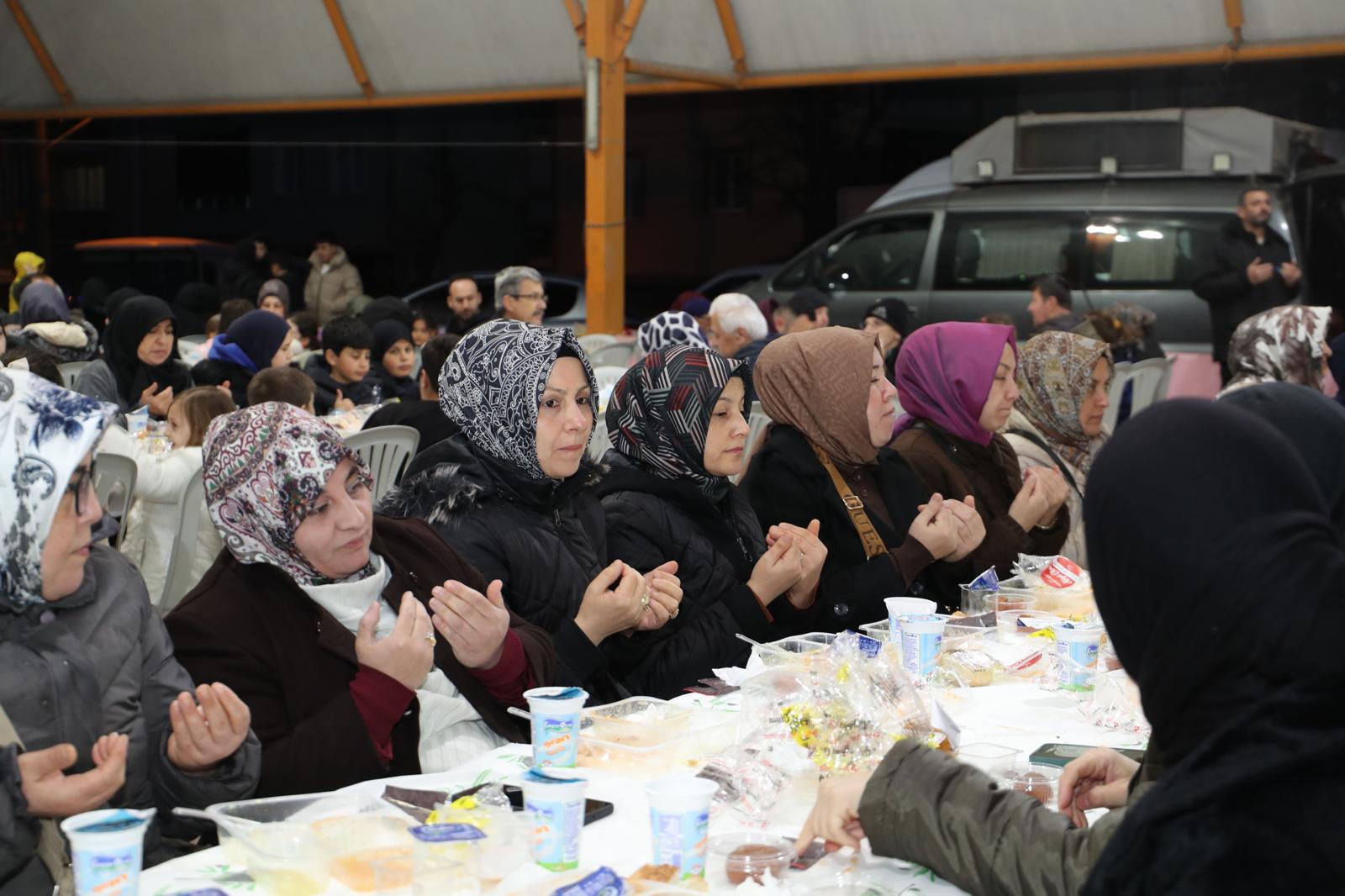 Yeşilova’da mahalle iftarında yüzlerce kişi aynı sofrada buluştu (8)