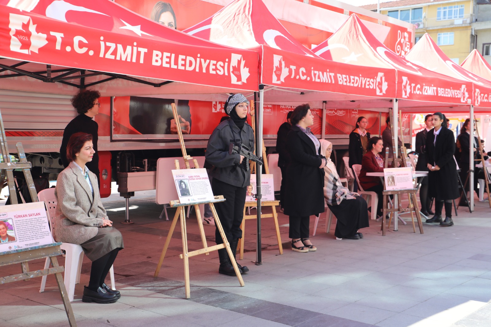 ‘Bi Dünya Kadın’ canlı heykel sergisi (16)