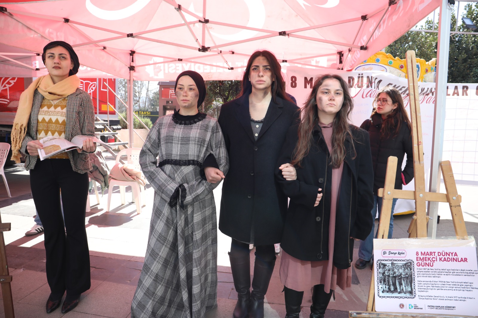 ‘Bi Dünya Kadın’ canlı heykel sergisi (2)