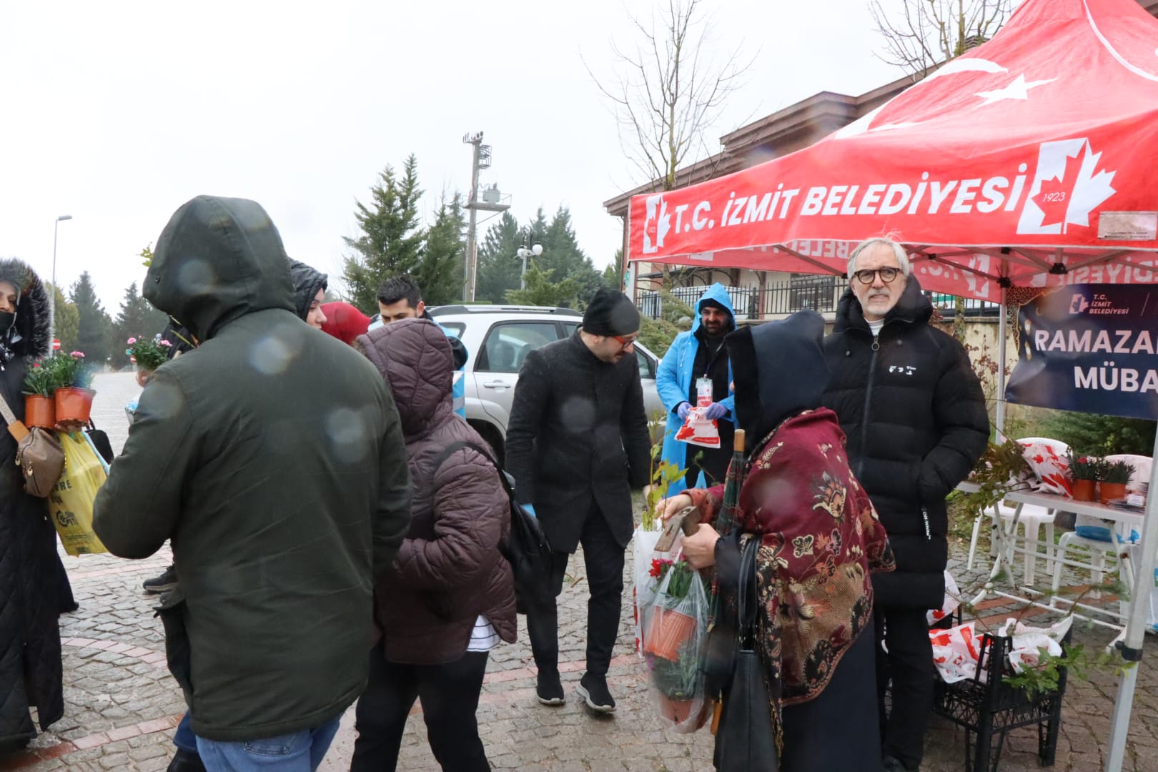 Arife günü binlerce fide dağıtıldı (1)