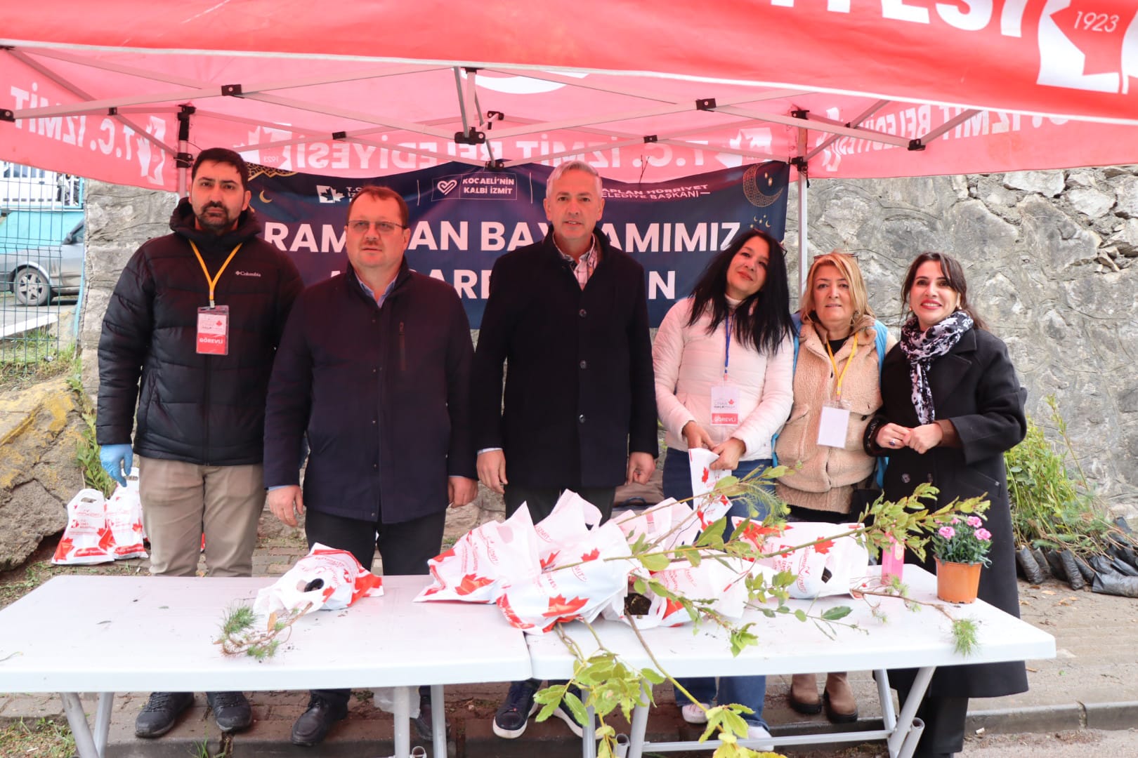 Arife günü binlerce fide dağıtıldı (10)