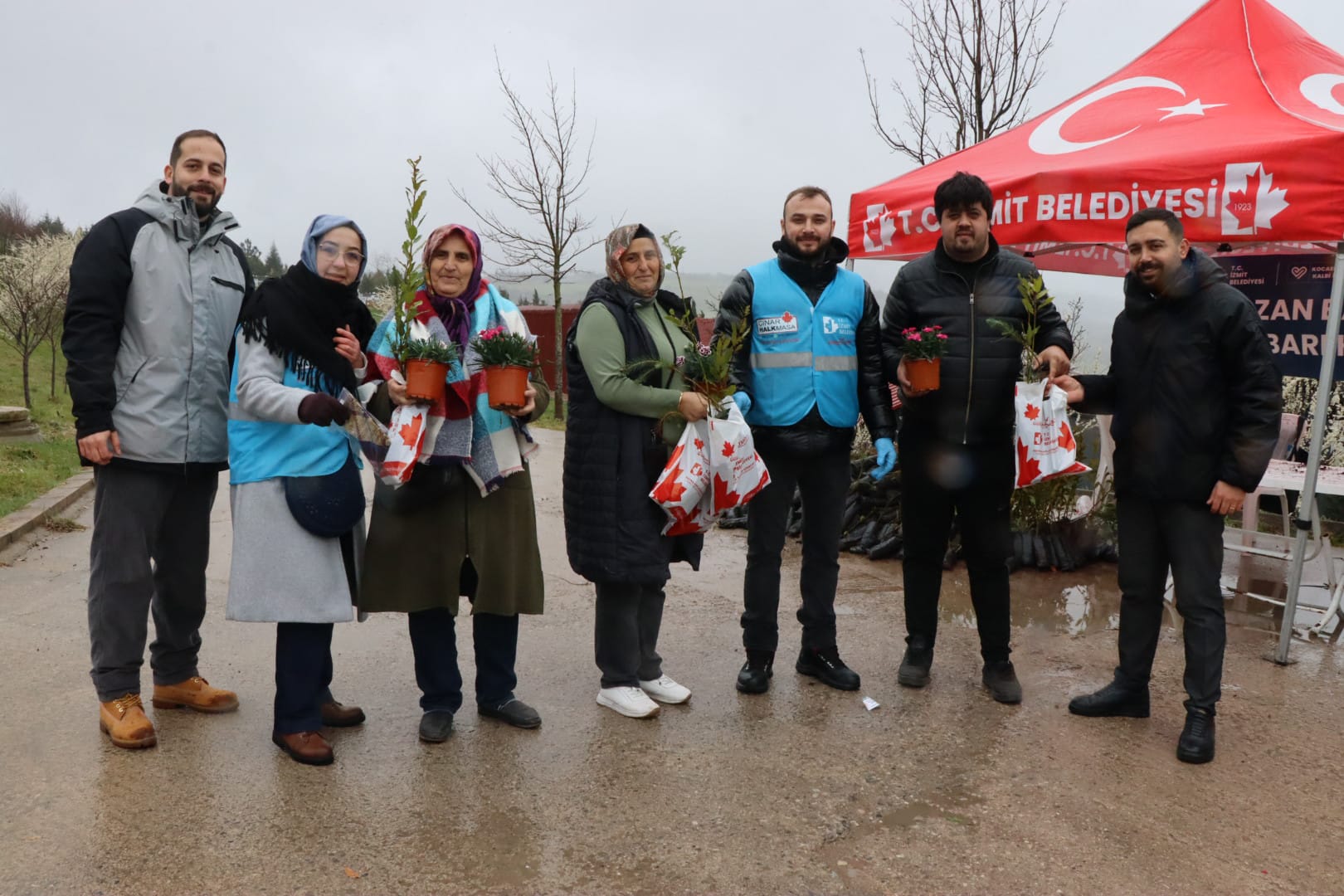 Arife günü binlerce fide dağıtıldı (12)