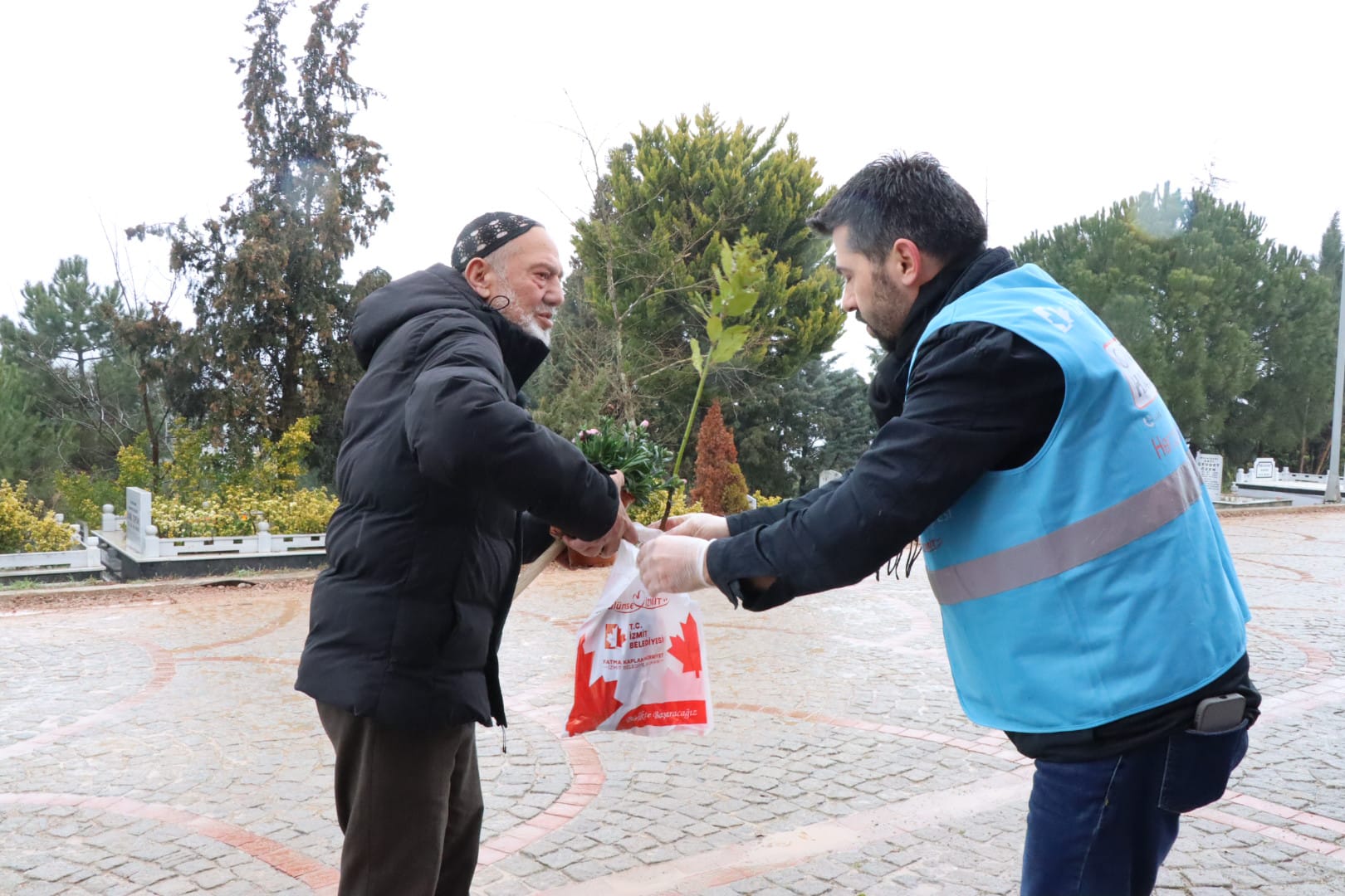 Arife günü binlerce fide dağıtıldı (14)