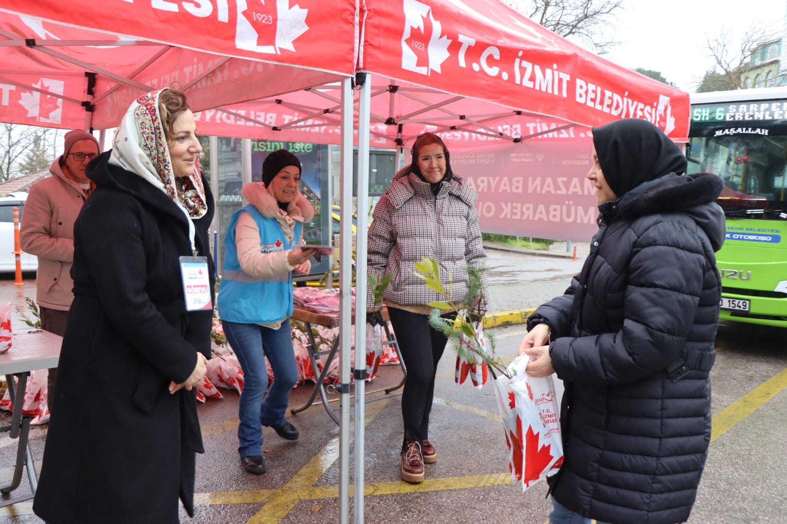 Arife günü binlerce fide dağıtıldı (3)