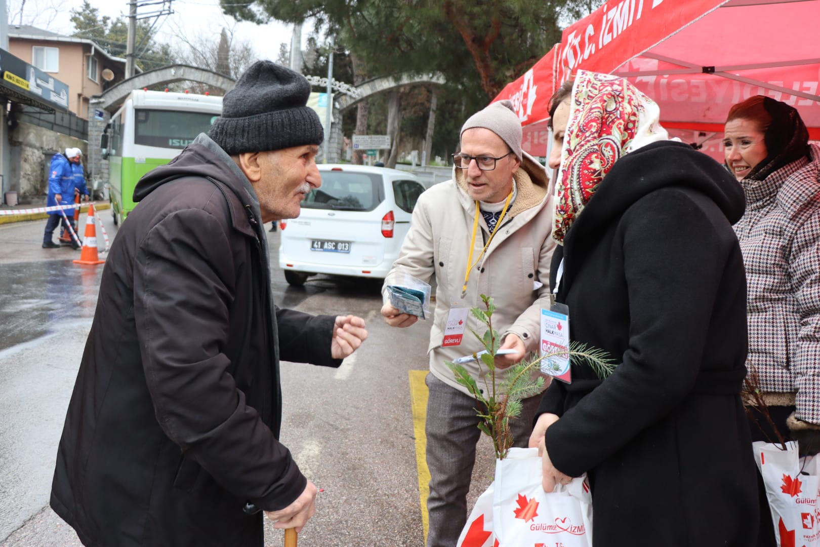 Arife günü binlerce fide dağıtıldı (4)