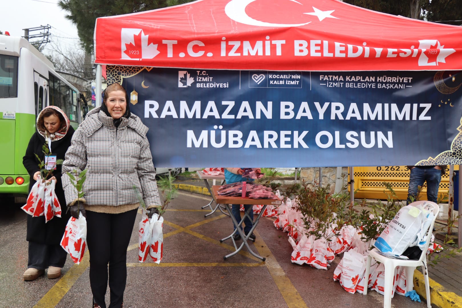 Arife günü binlerce fide dağıtıldı (5)