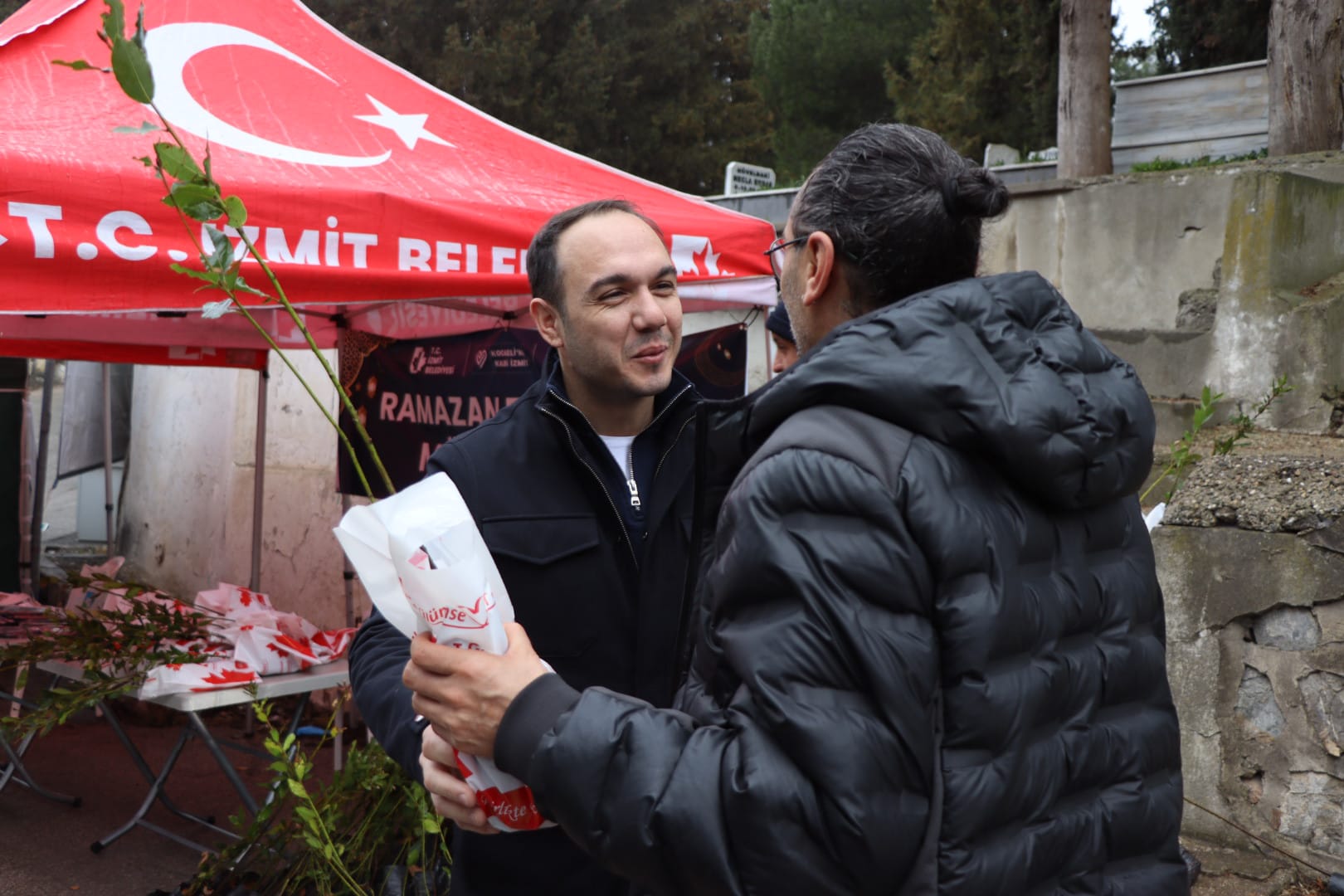 Arife günü binlerce fide dağıtıldı (6)