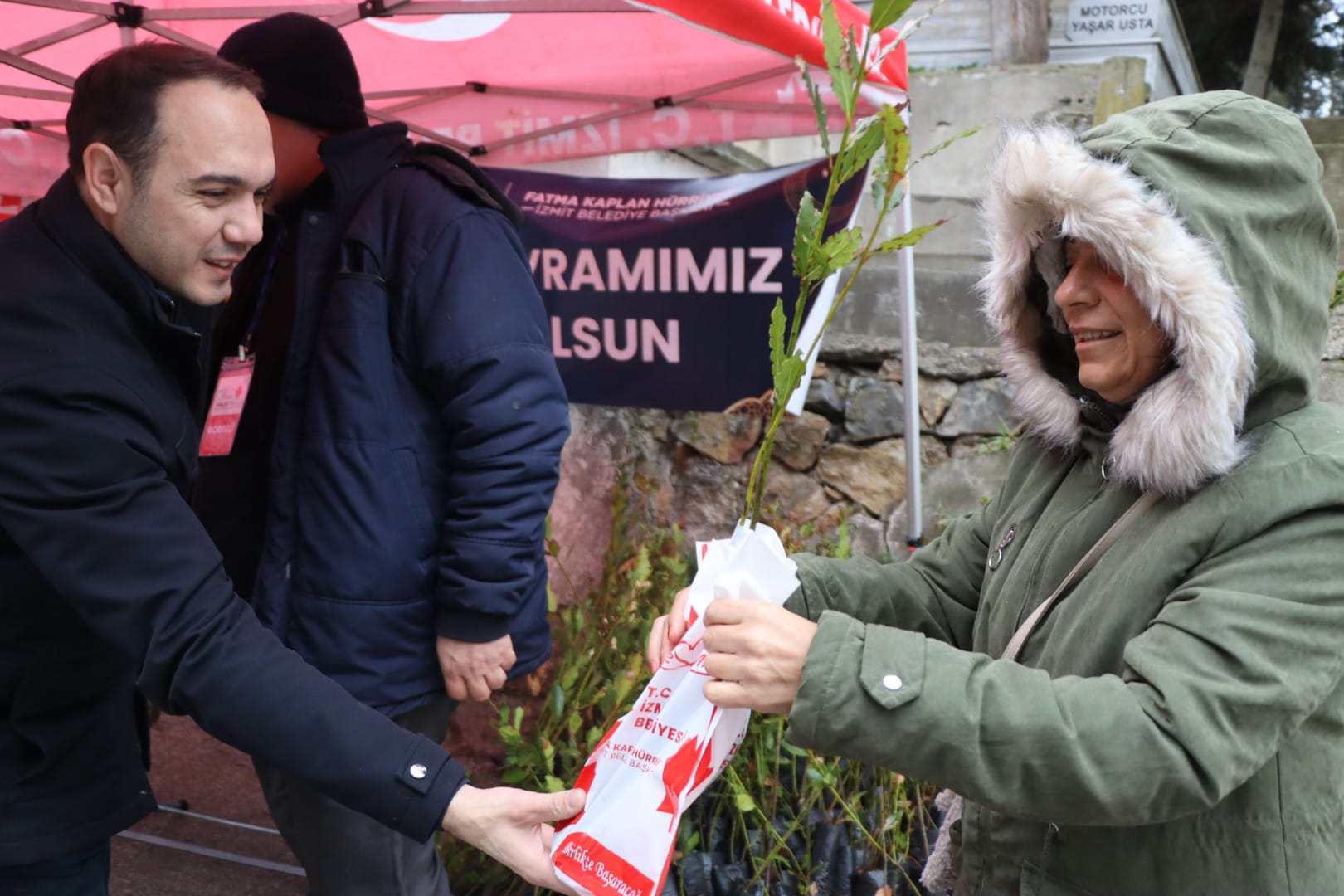 Arife günü binlerce fide dağıtıldı (7)