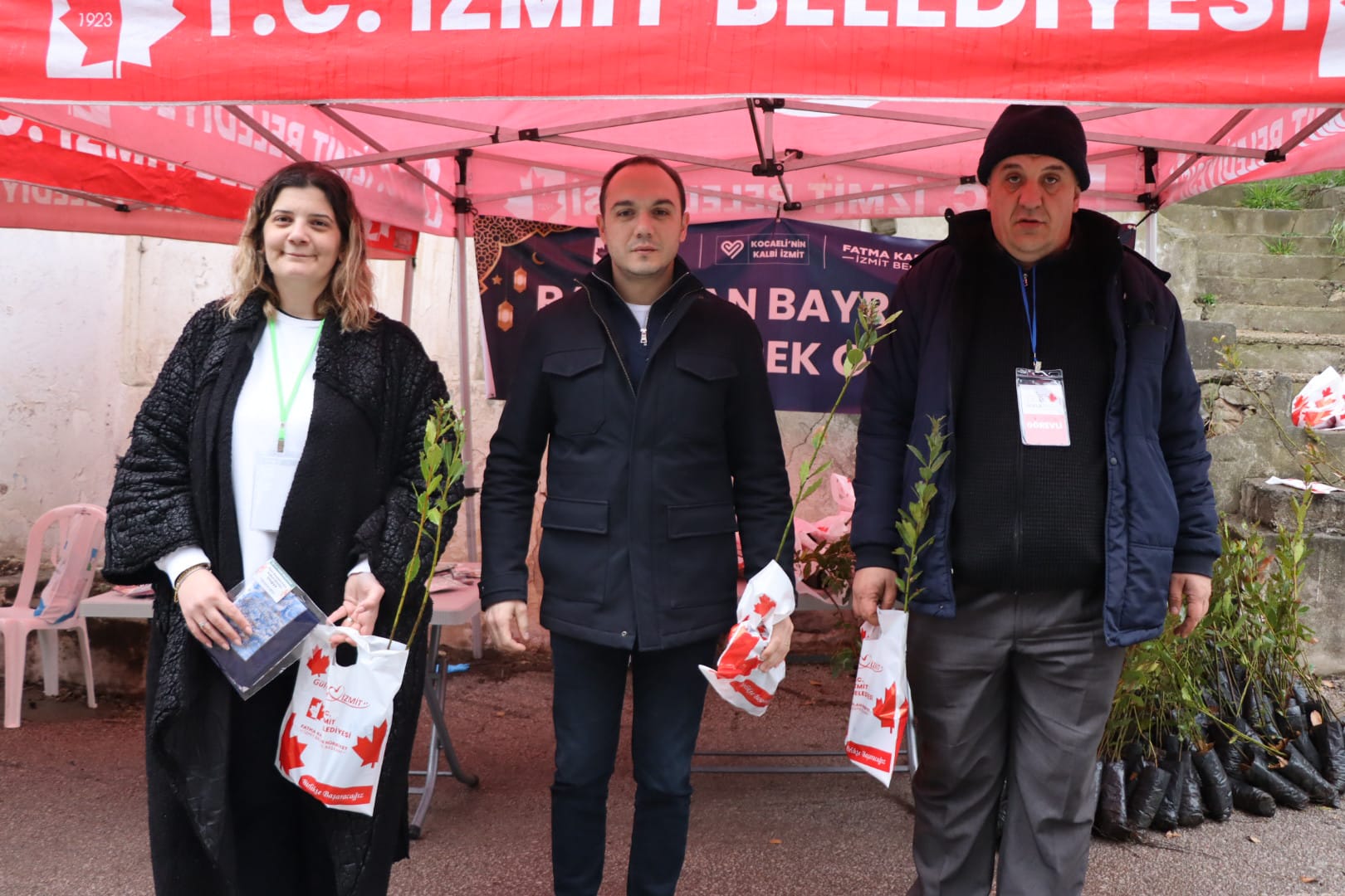 Arife günü binlerce fide dağıtıldı (8)