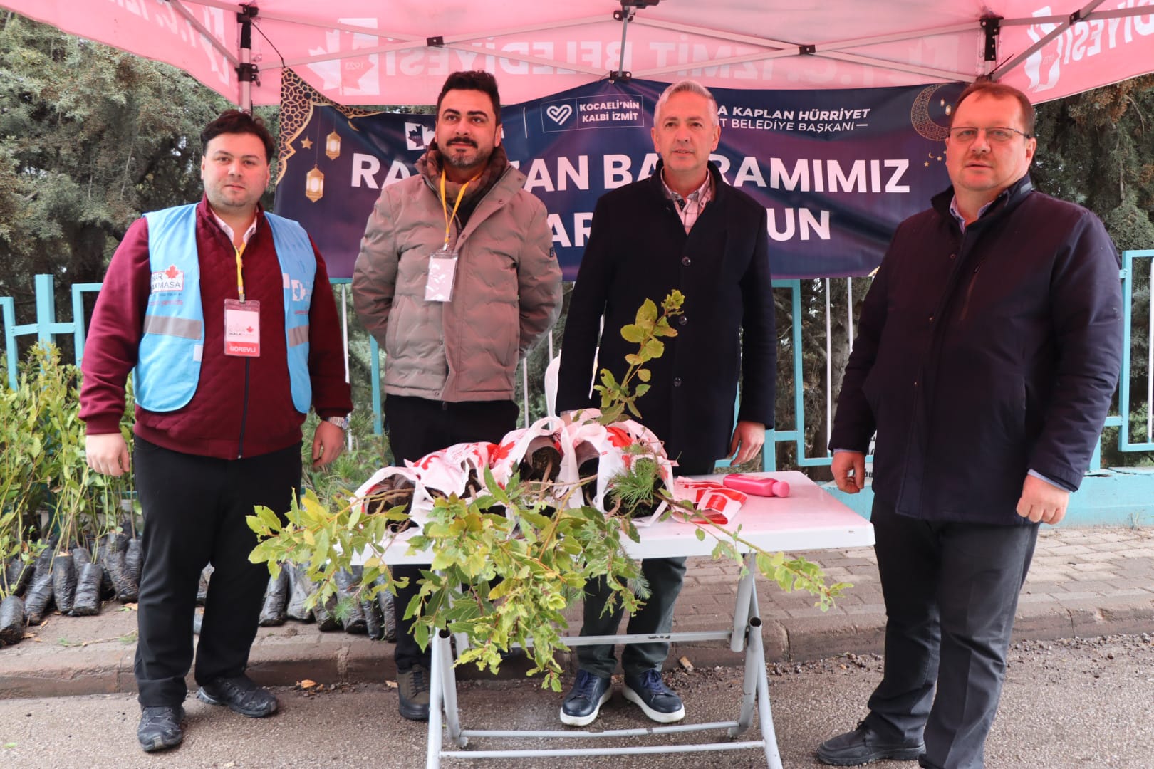 Arife günü binlerce fide dağıtıldı (9)