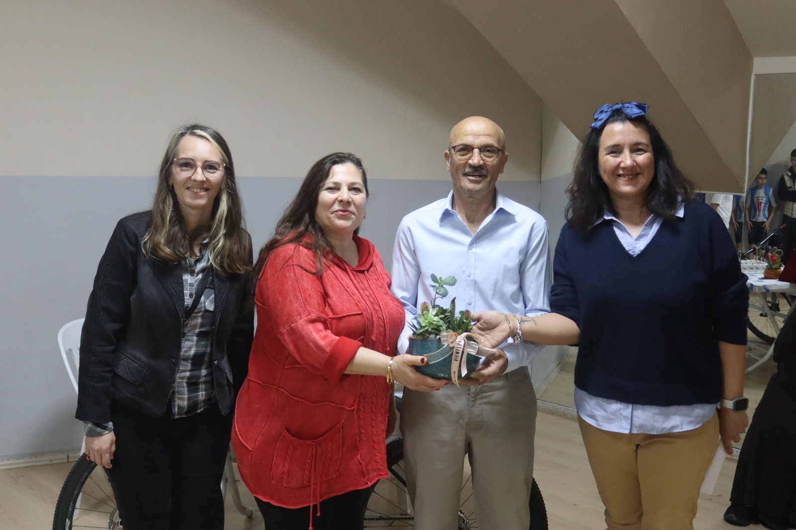 Izmit Belediyesi Egitmeni Mehmet Bozdemir'e 50. yil onuru (2)