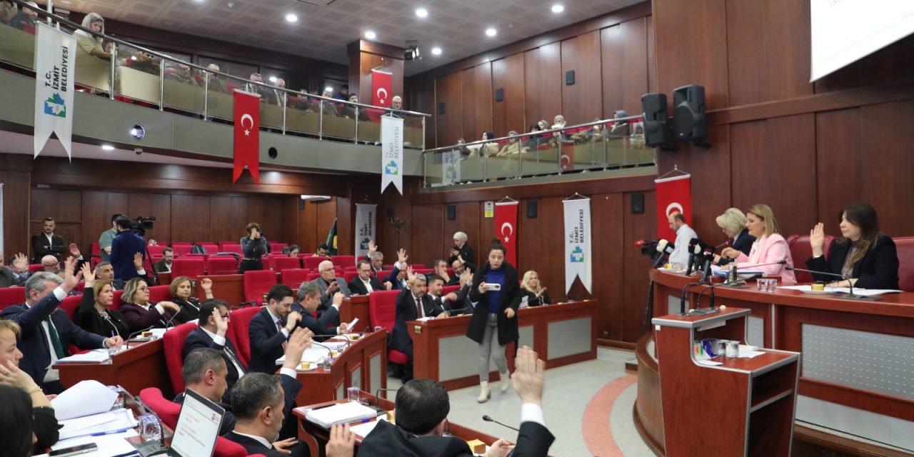 İZMİT BELEDİYESİ MECLİSİ’NDE GÖREV DAĞILIMI YAPILDI