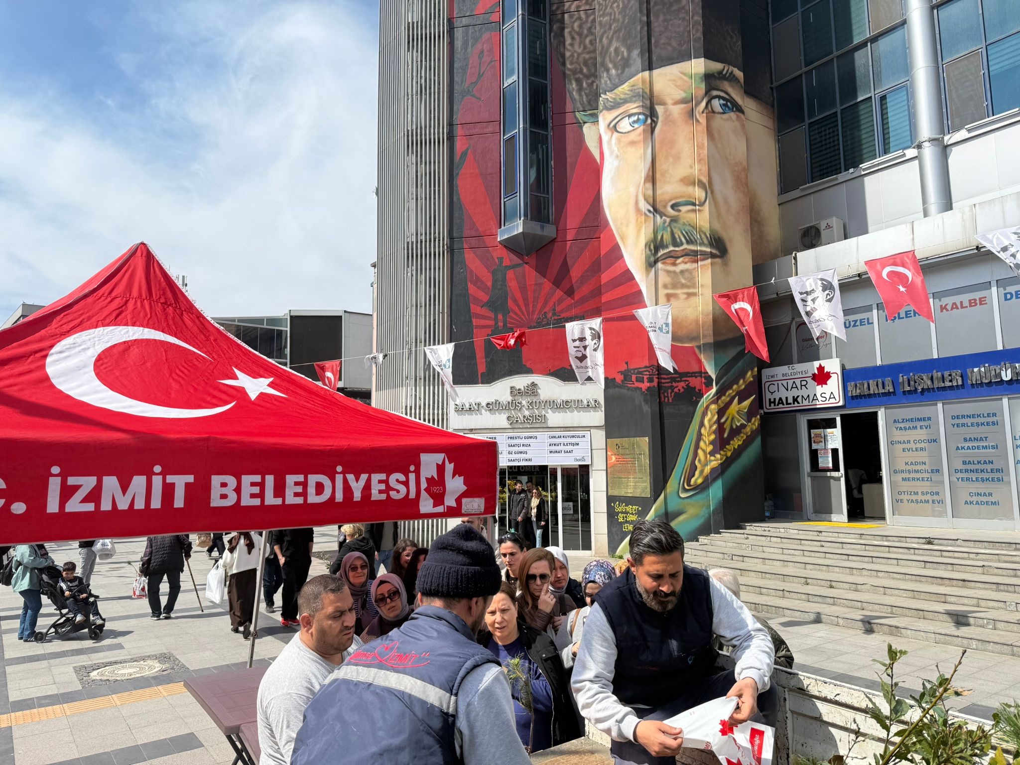 İzmit Belediyesi, Orman Haftası’na özel 2020 fidan dağıttı (2)