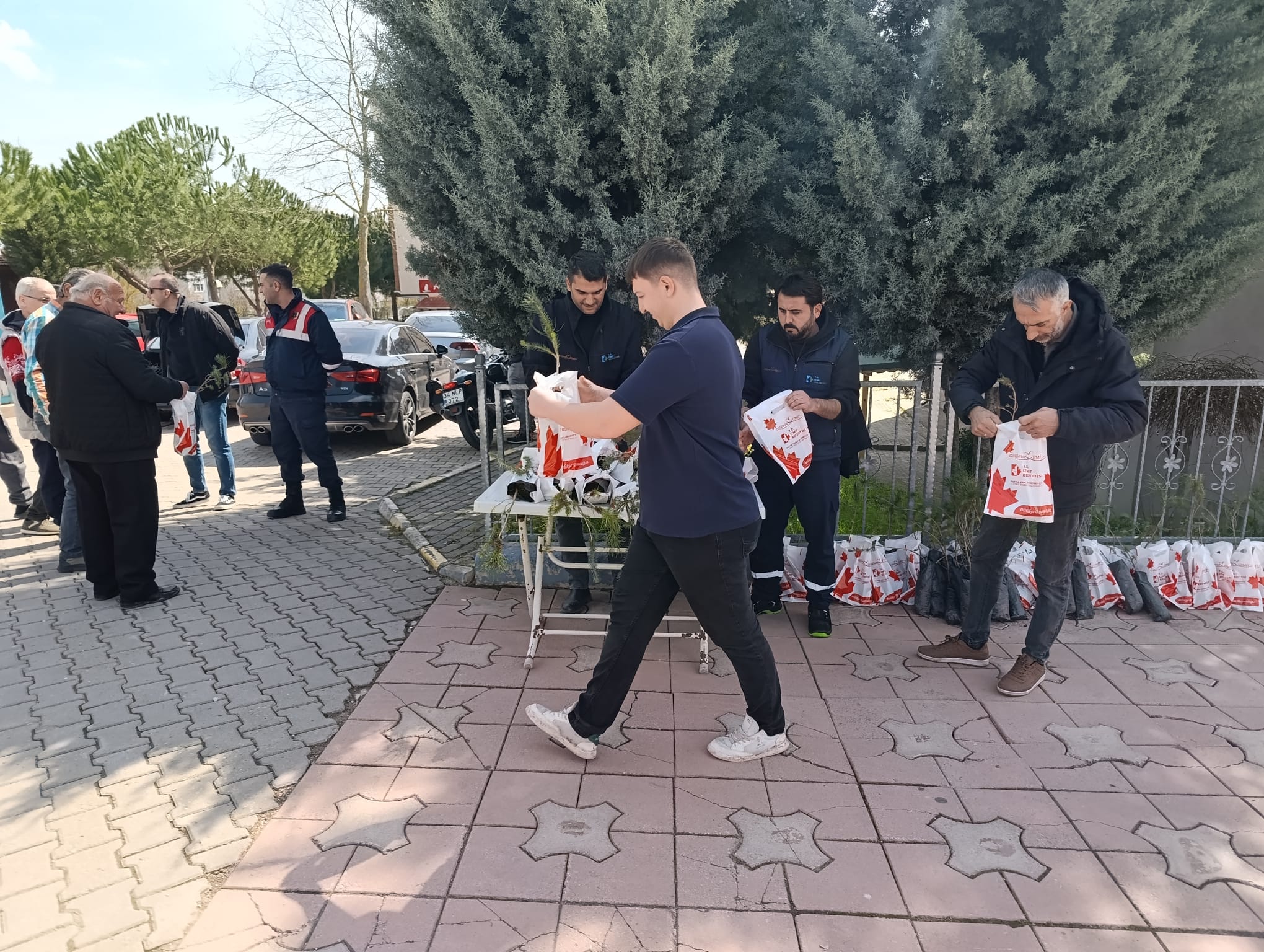 İzmit Belediyesi, Orman Haftası’na özel 2020 fidan dağıttı (4)