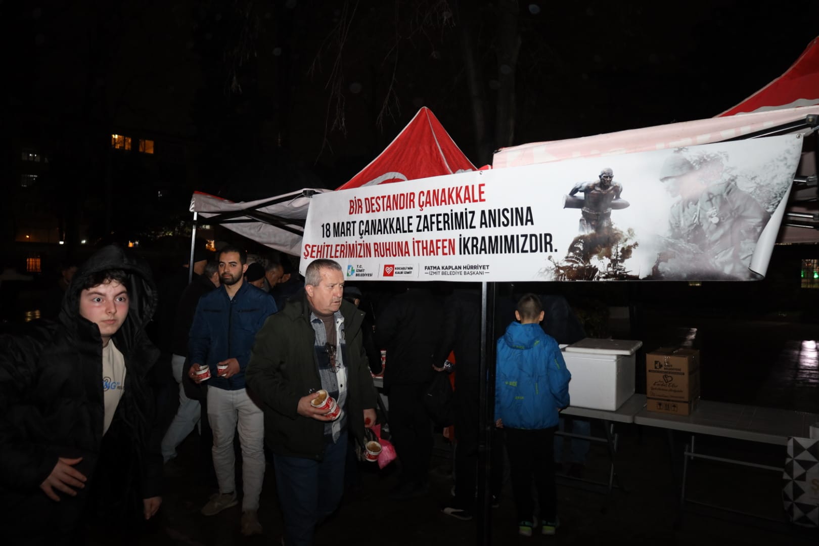 İzmit Belediyesinden Çanakkale Şehitleri için helva ikramı (3) İzmit Belediyesinden Çanakkale Şehitleri için helva ikramı (3)