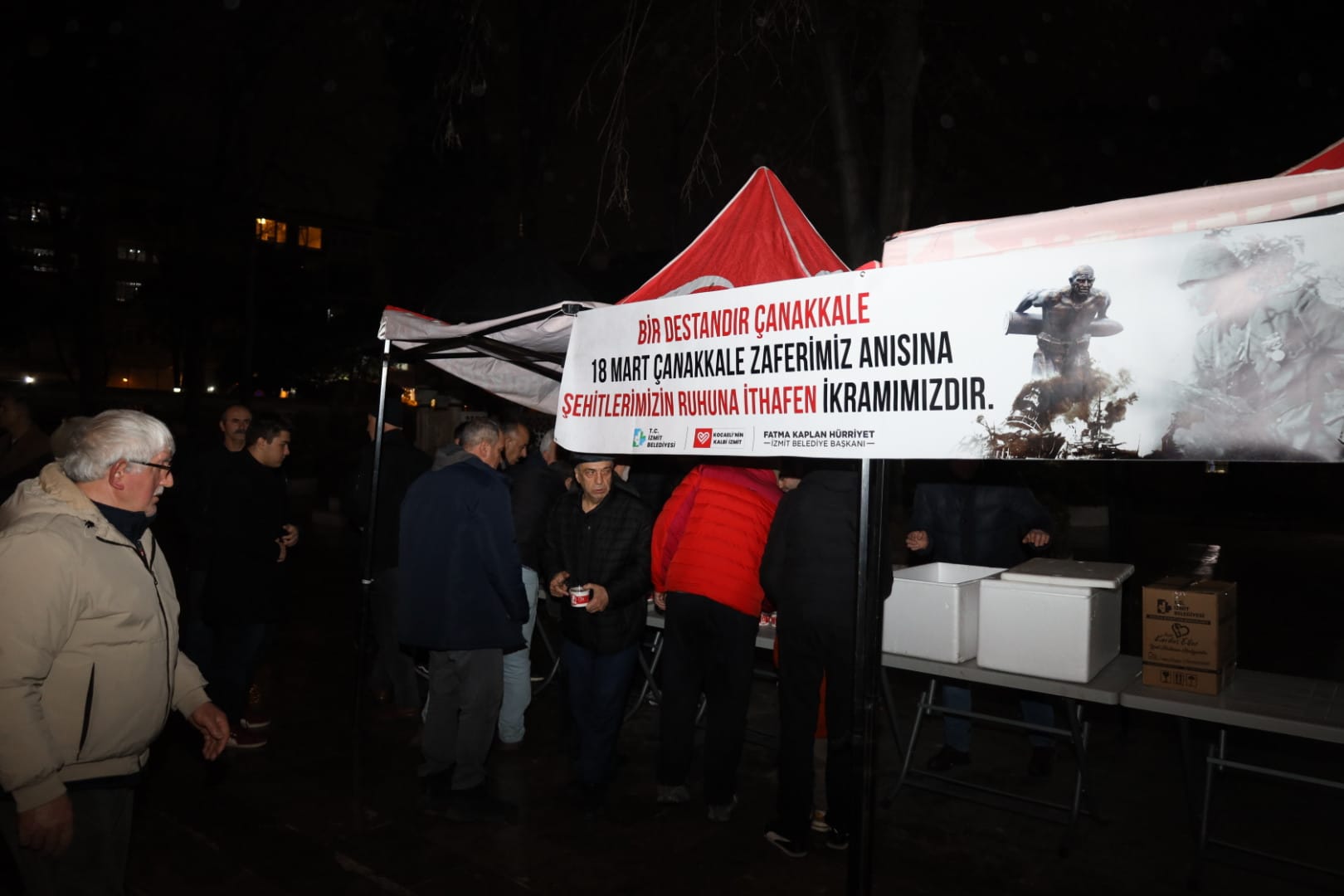 İzmit Belediyesinden Çanakkale Şehitleri için helva ikramı (4) İzmit Belediyesinden Çanakkale Şehitleri için helva ikramı (4)