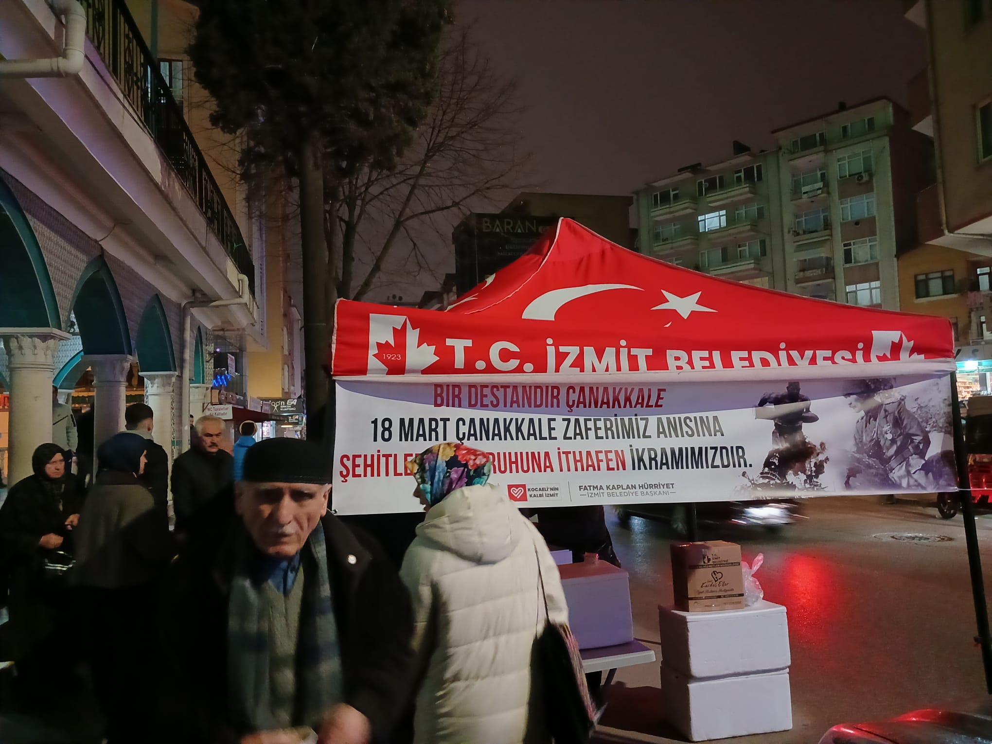 İzmit Belediyesinden Çanakkale Şehitleri için helva ikramı (7) İzmit Belediyesinden Çanakkale Şehitleri için helva ikramı (7)