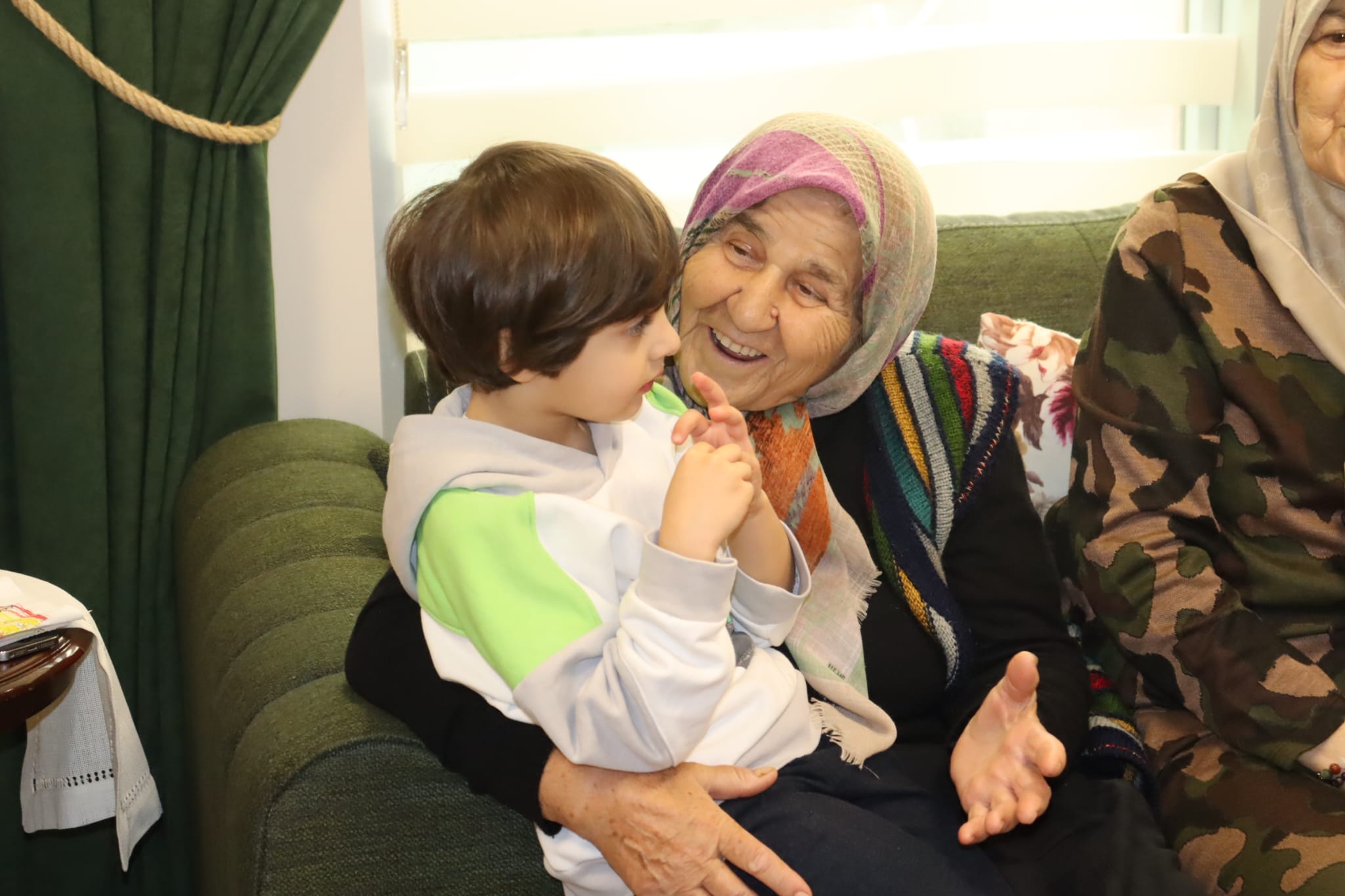 İzmitli miniklerden yaşlılar haftasında anlamlı ziyaret (1)