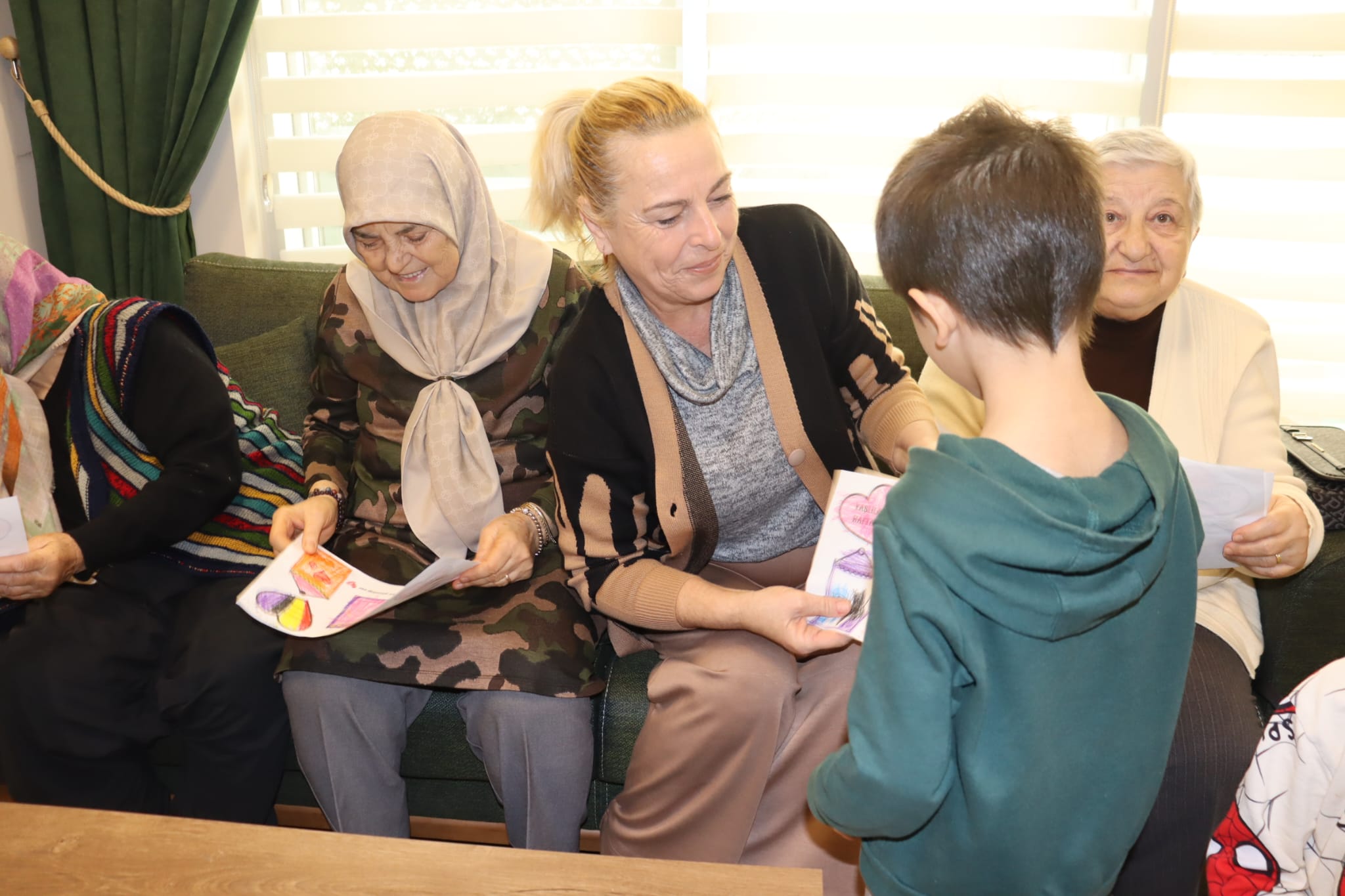 İzmitli miniklerden yaşlılar haftasında anlamlı ziyaret (5)